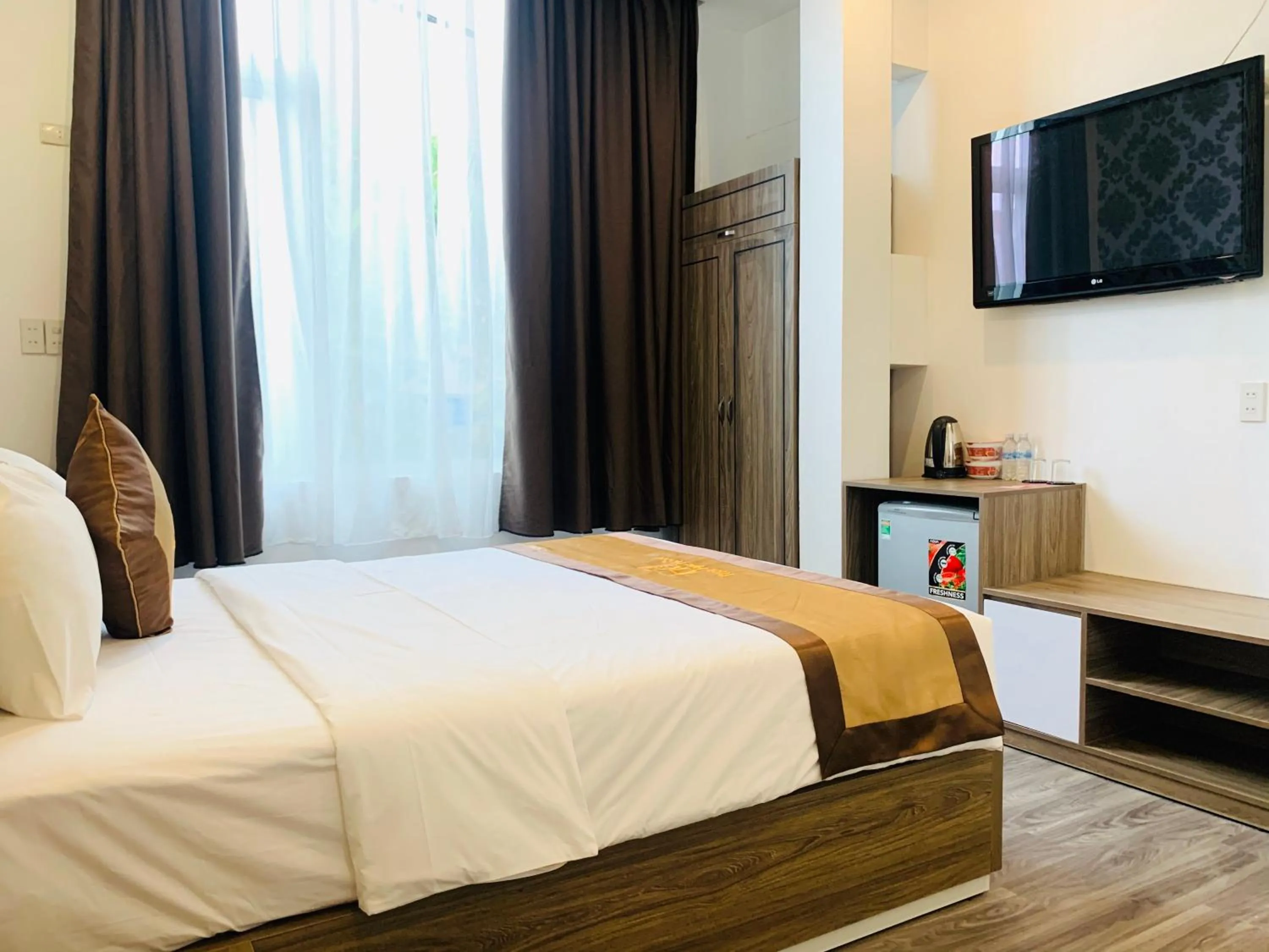 Communal lounge/ TV room, Bed in Nice Hue Hotel