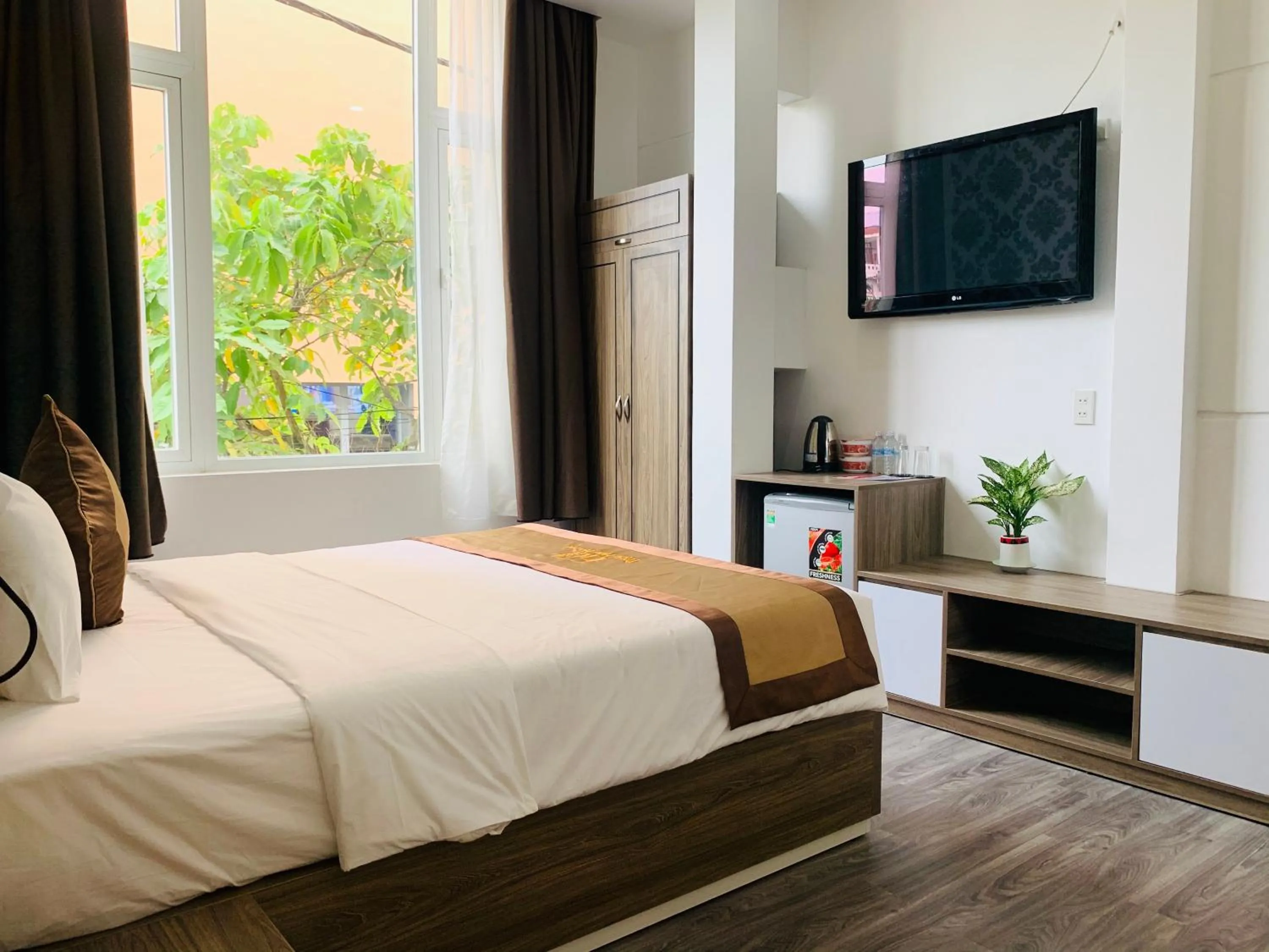 Communal lounge/ TV room, Bed in Nice Hue Hotel