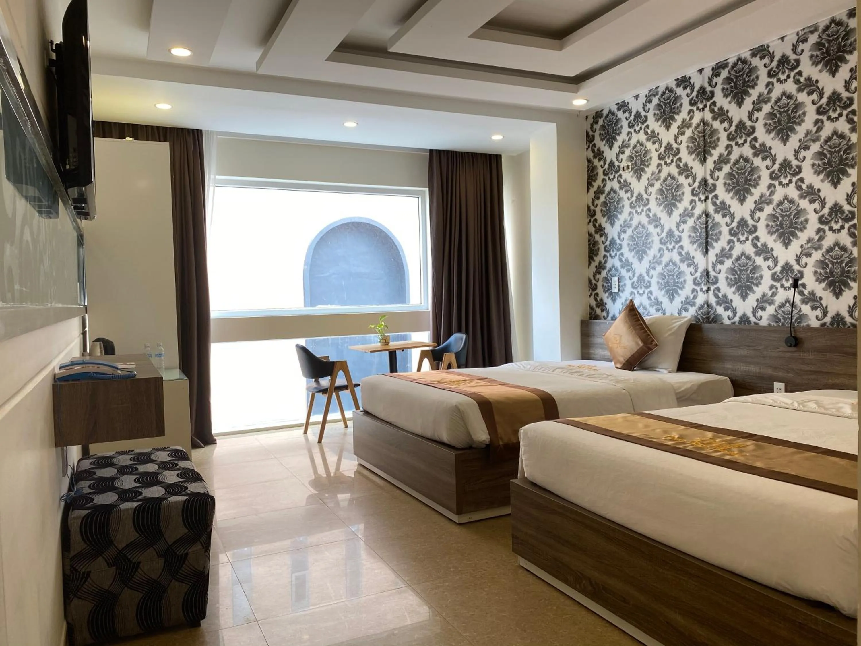 Photo of the whole room, Bed in Nice Hue Hotel