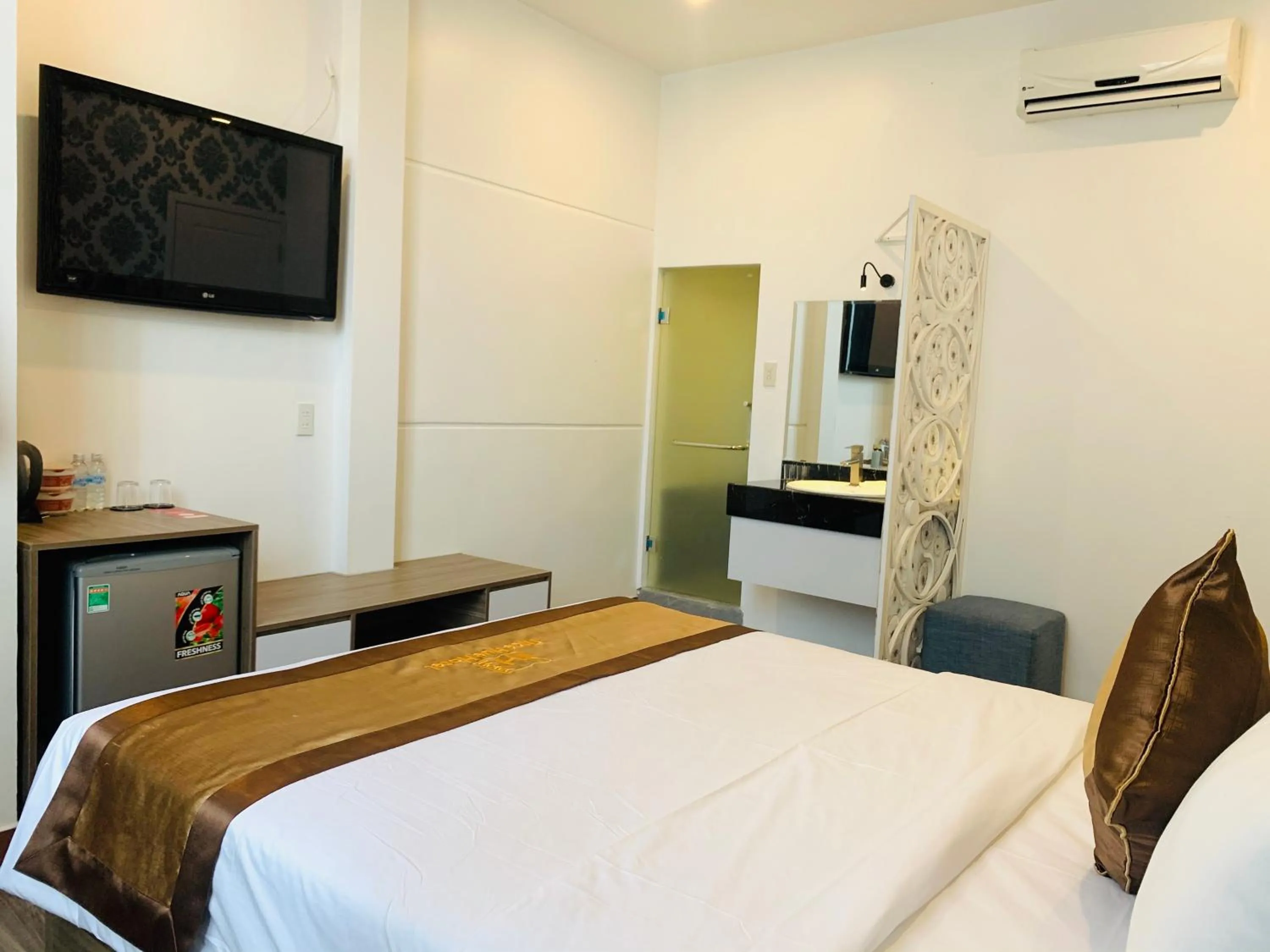 Communal lounge/ TV room, Bed in Nice Hue Hotel