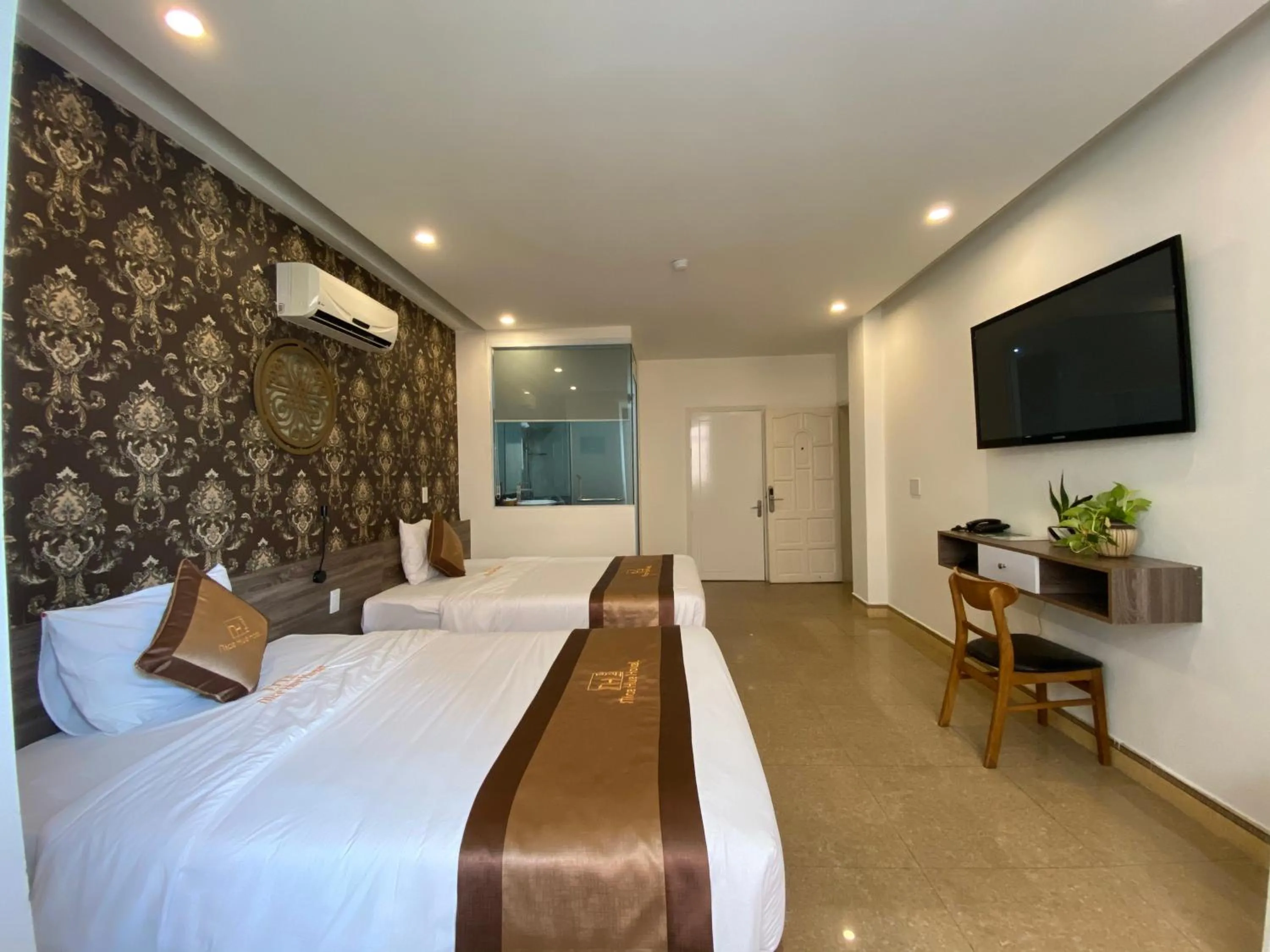 Communal lounge/ TV room, Bed in Nice Hue Hotel