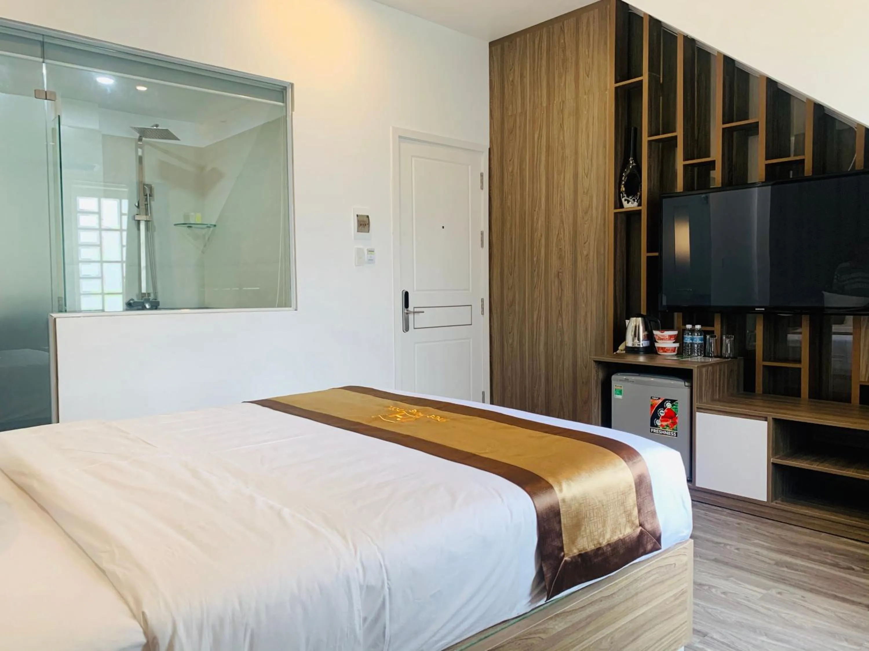 Communal lounge/ TV room, Bed in Nice Hue Hotel