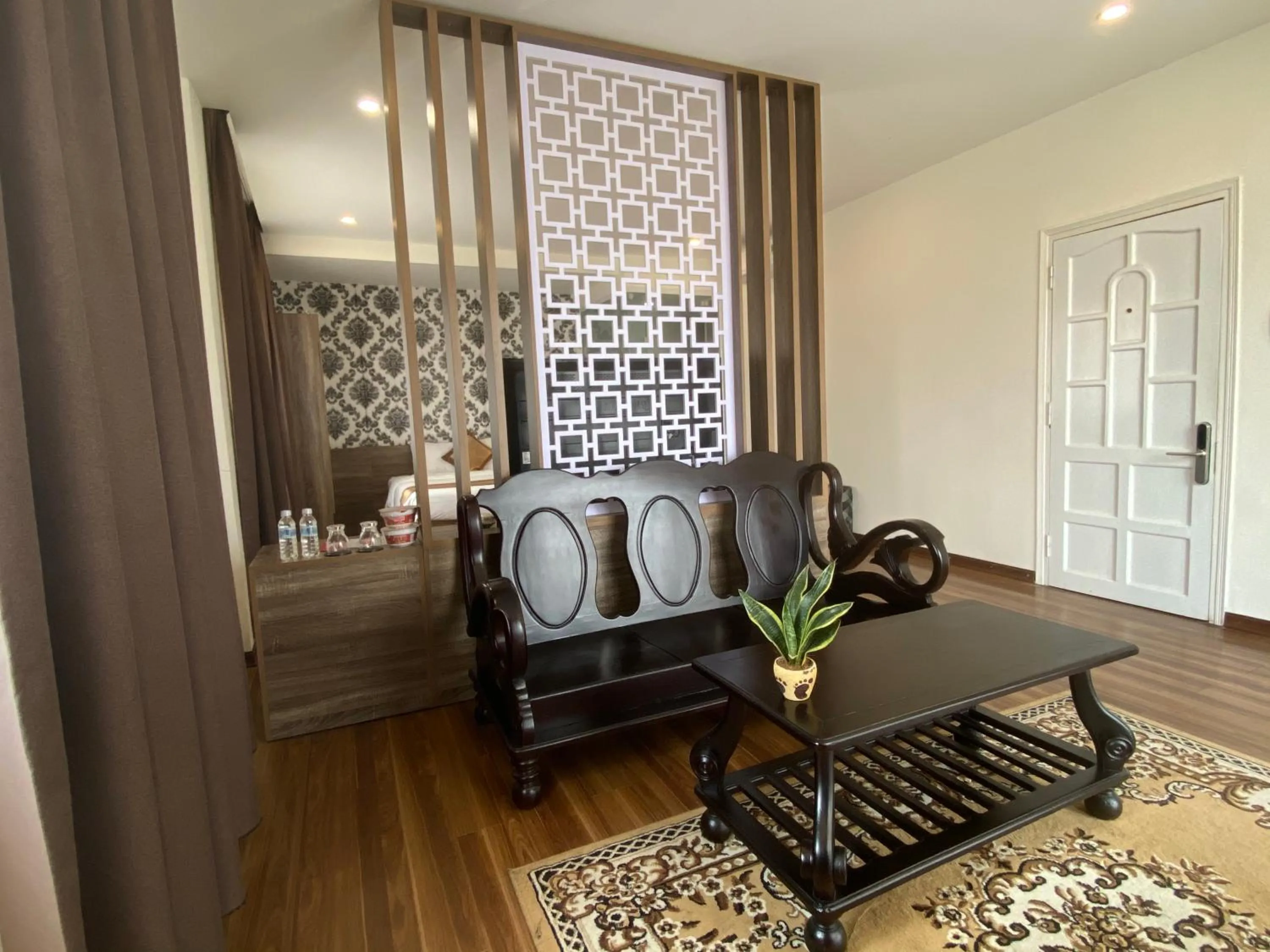 Communal lounge/ TV room in Nice Hue Hotel