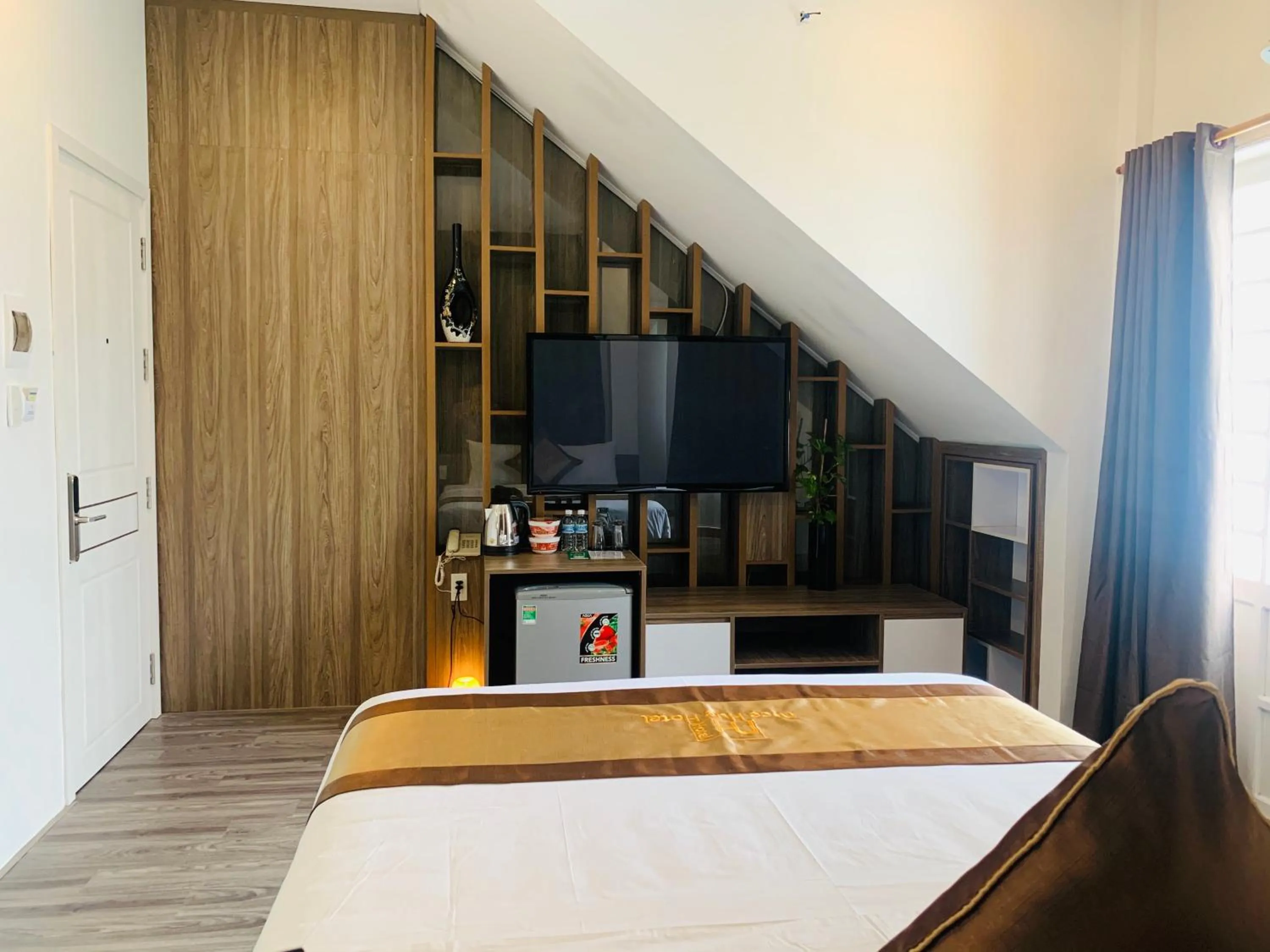 Communal lounge/ TV room, Bed in Nice Hue Hotel