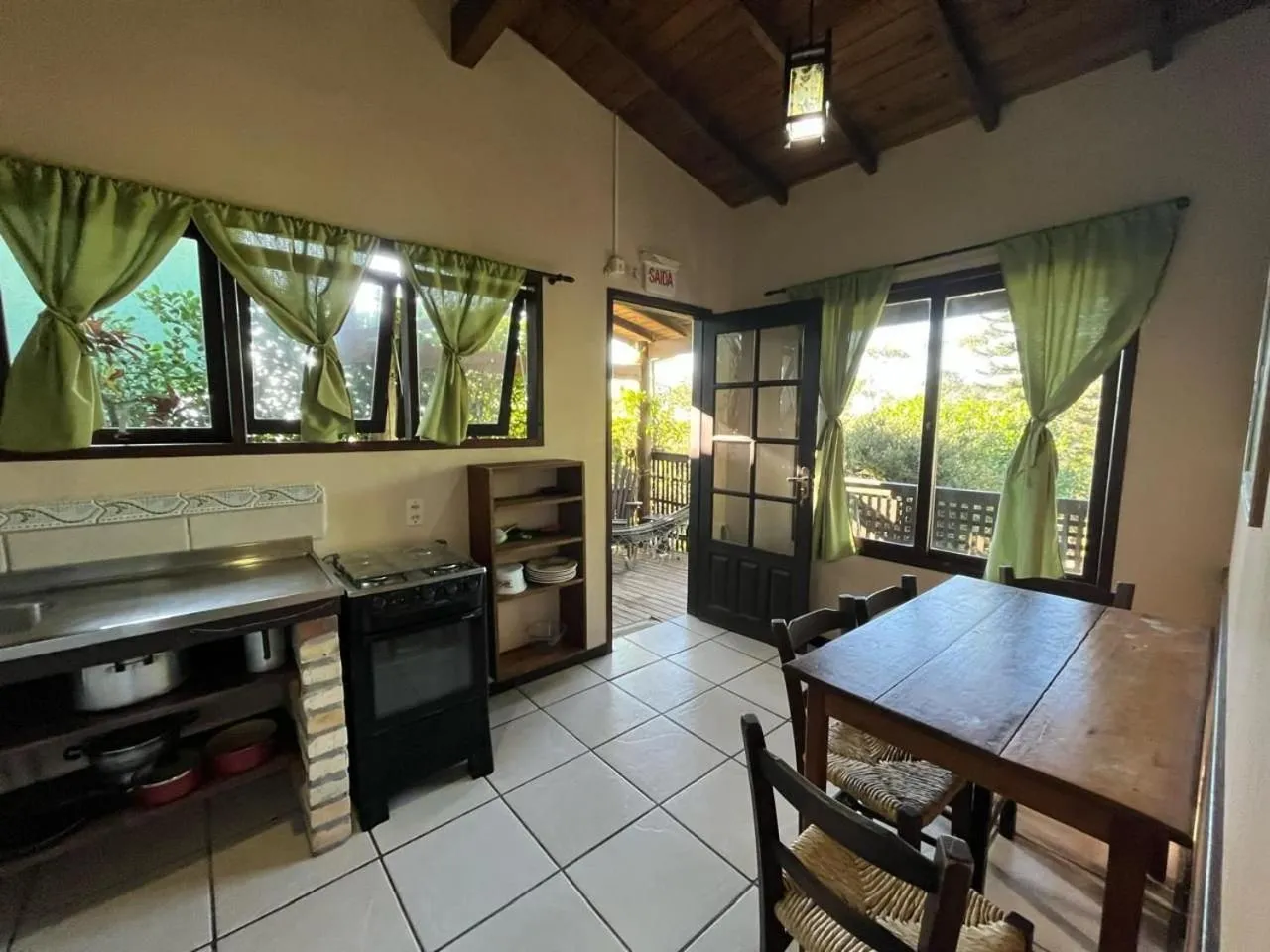 Kitchen or kitchenette in Pousada vale verde bungalows - Praia do Rosa