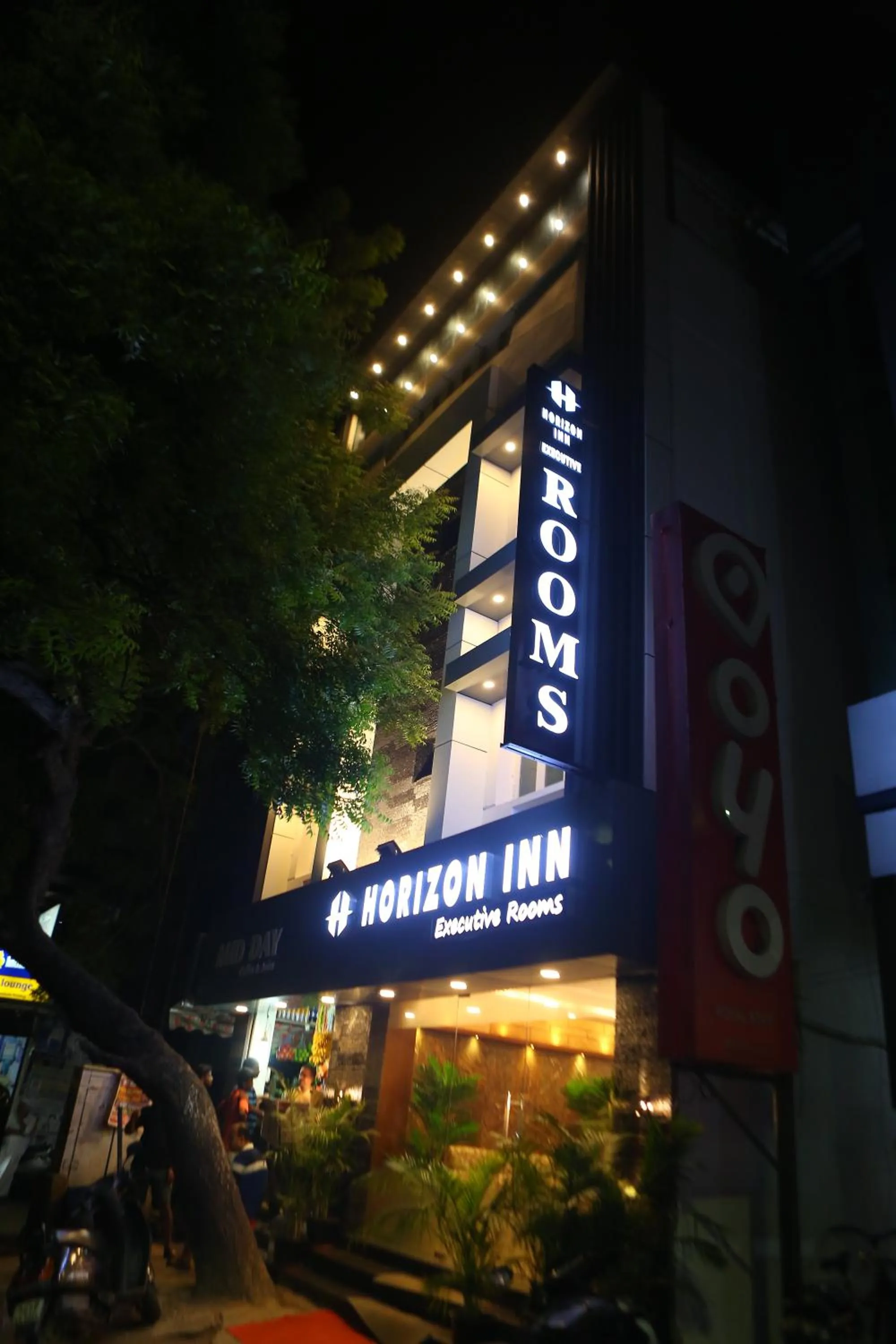 Logo/Certificate/Sign in Horizon Inn