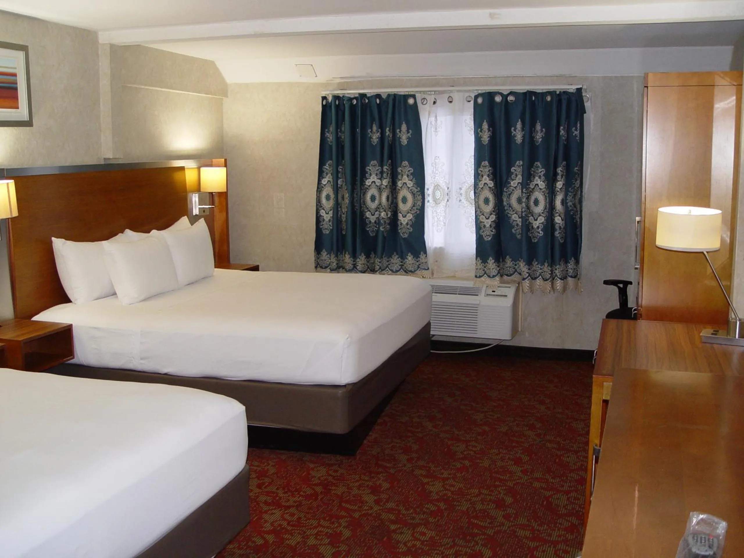 Bed in Clarion Hotel Bakersfield North