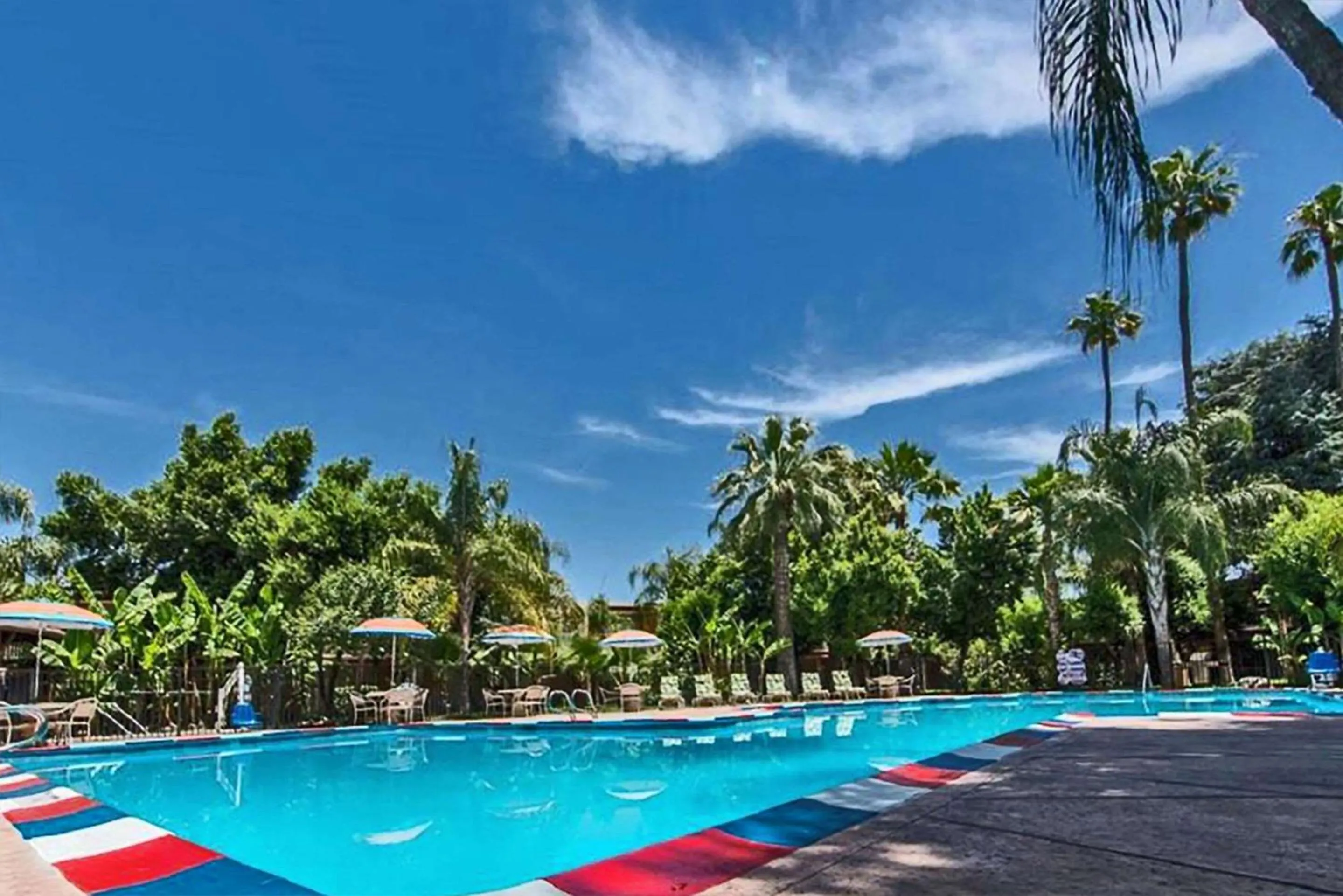 Swimming pool in Duniya Hotel