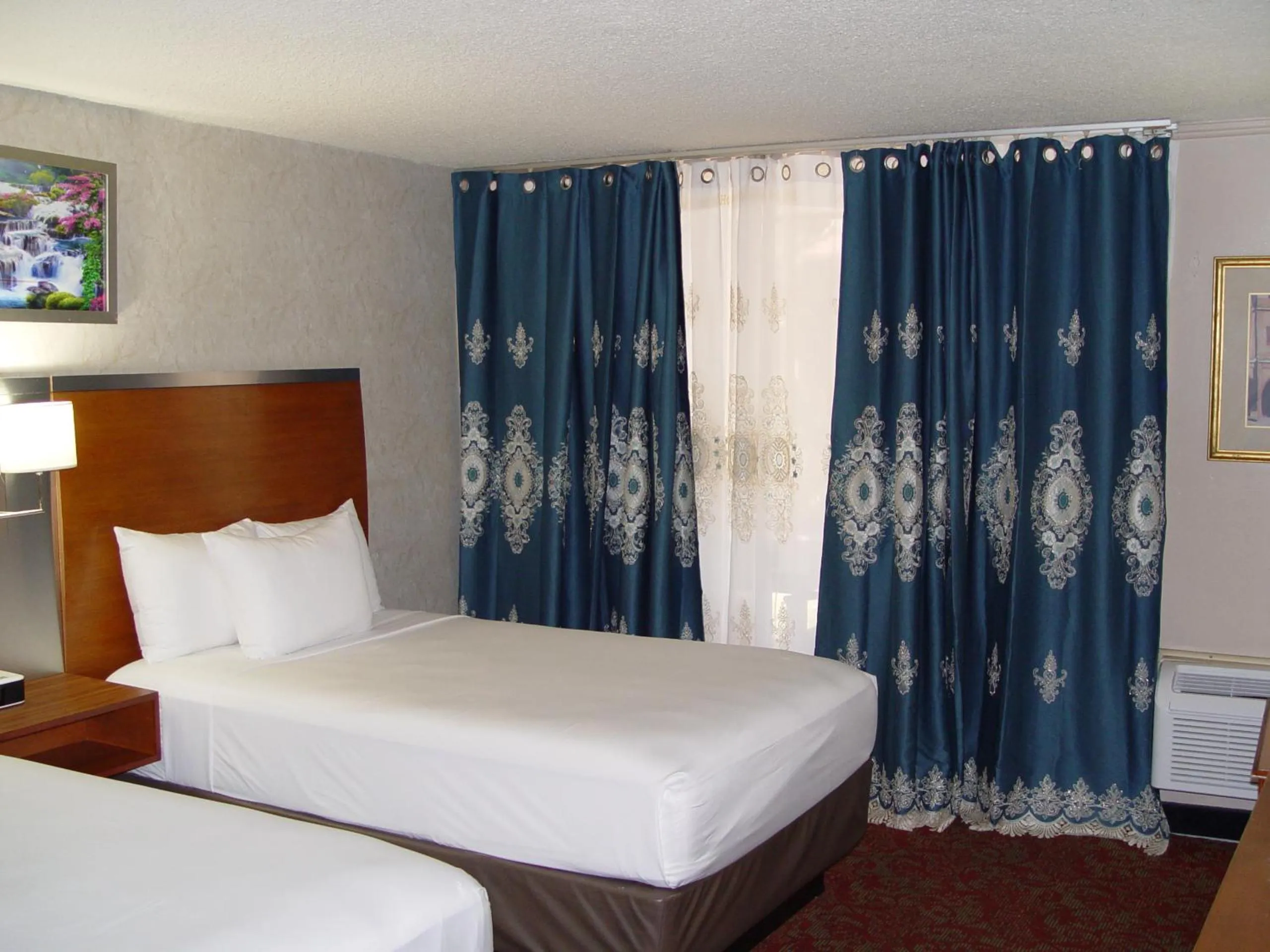 Bed in Clarion Hotel Bakersfield North