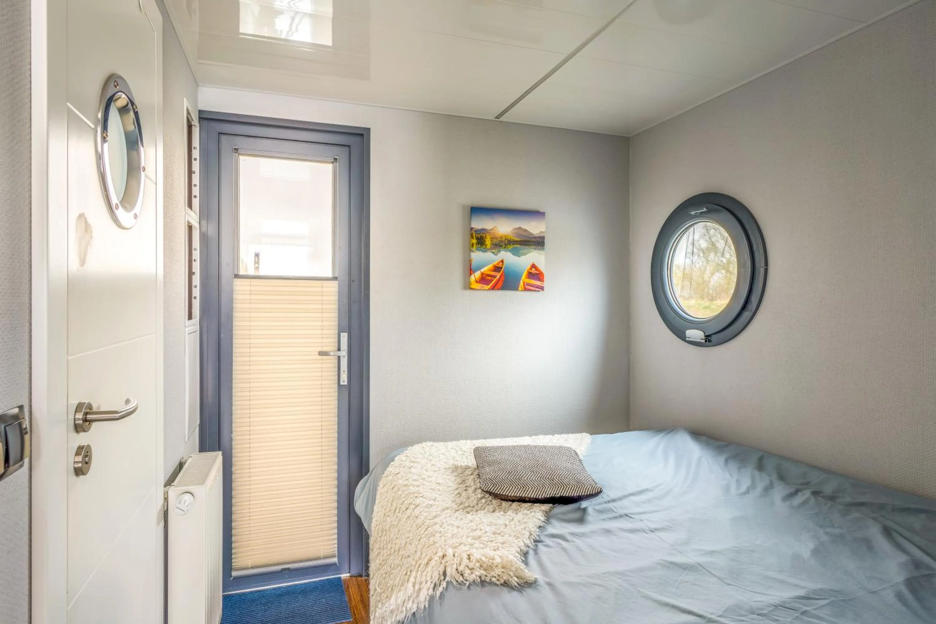 Bed in Tiny Hanzeboat