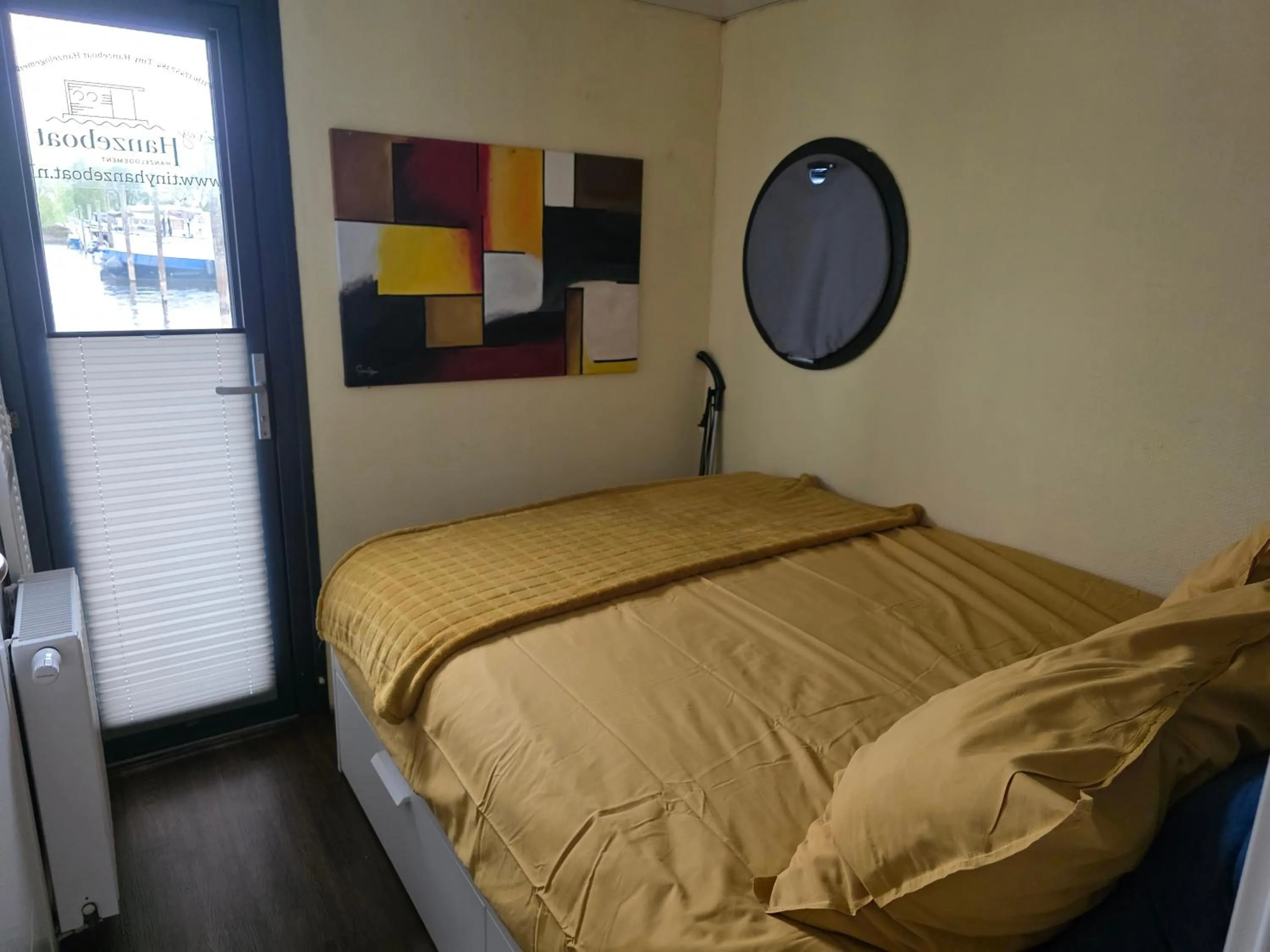 Bed in Tiny Hanzeboat
