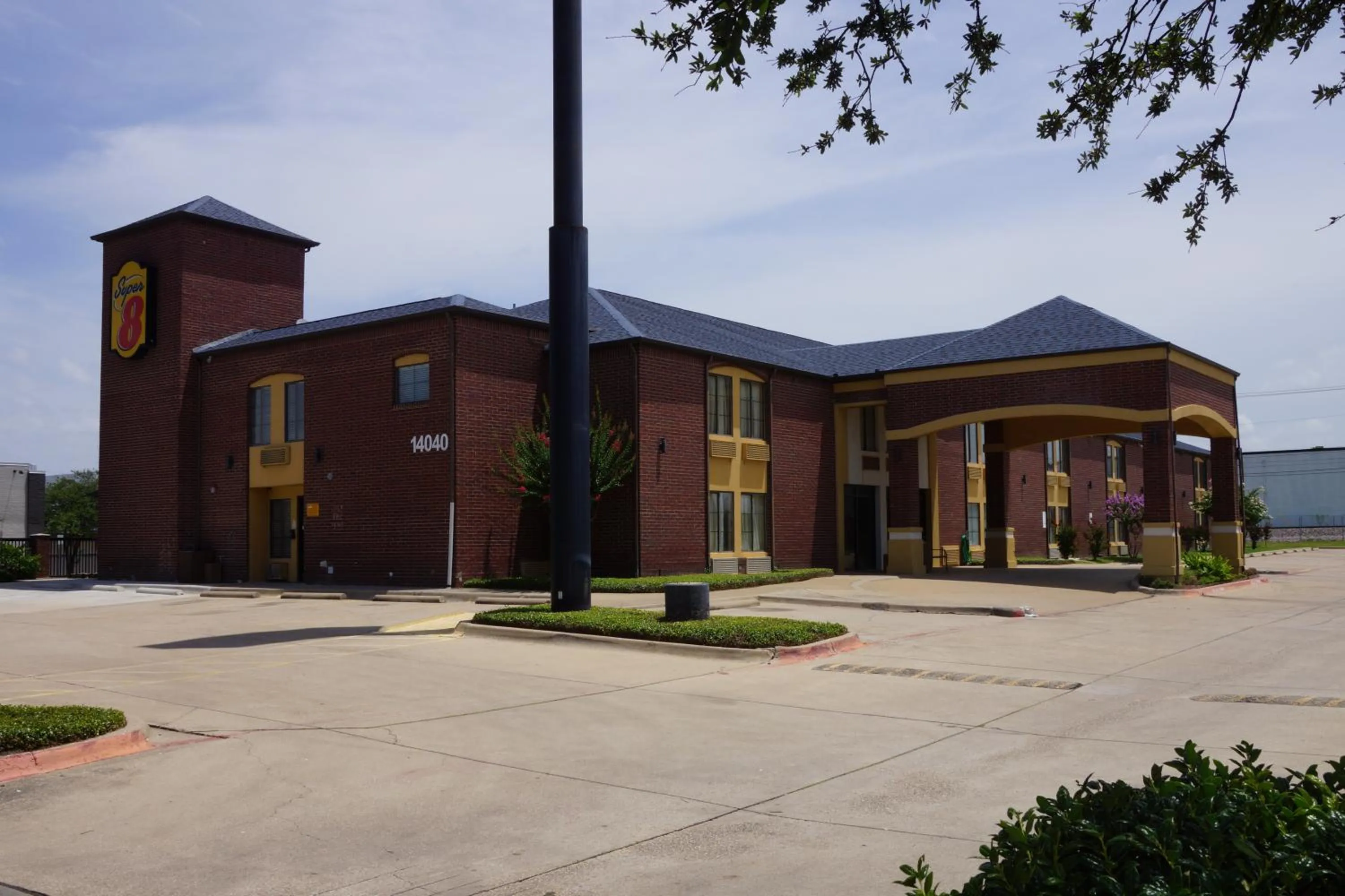 Property building in Super 8 by Wyndham Farmers Branch/North Dallas