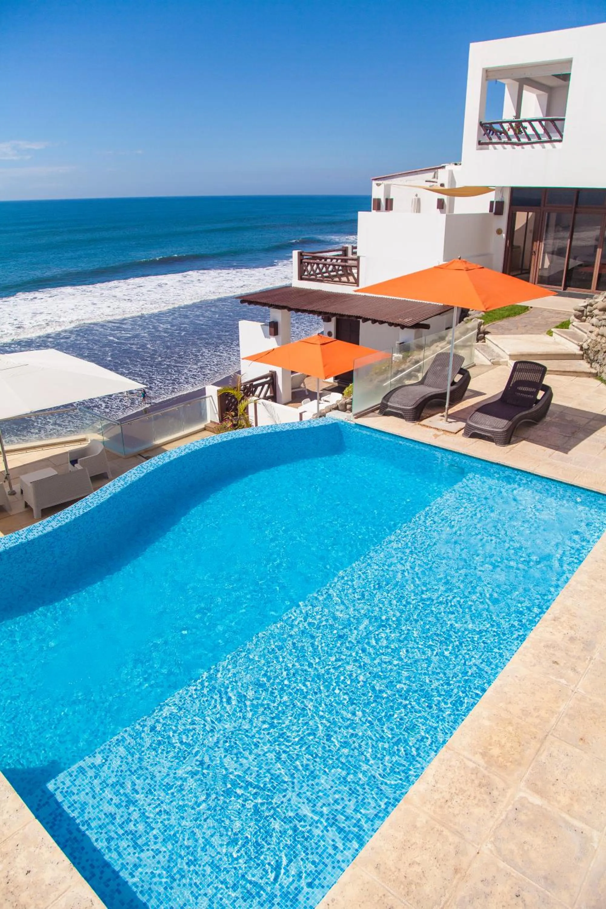 Swimming pool in Hotel Los Farallones