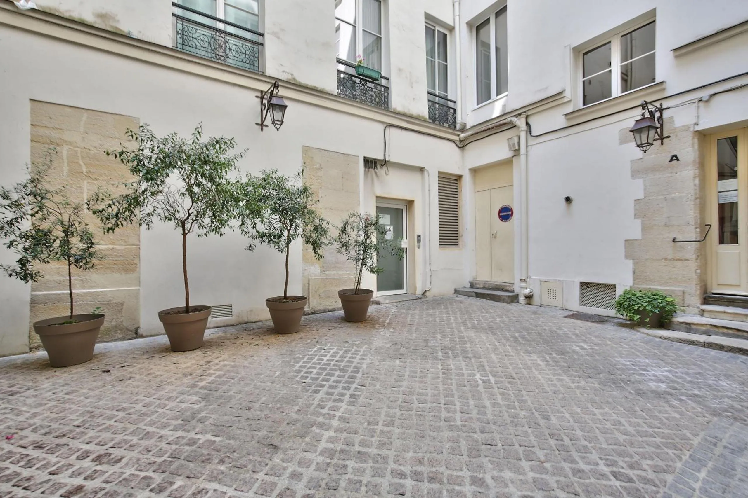 Other in 69 - Authentic Parisian Home