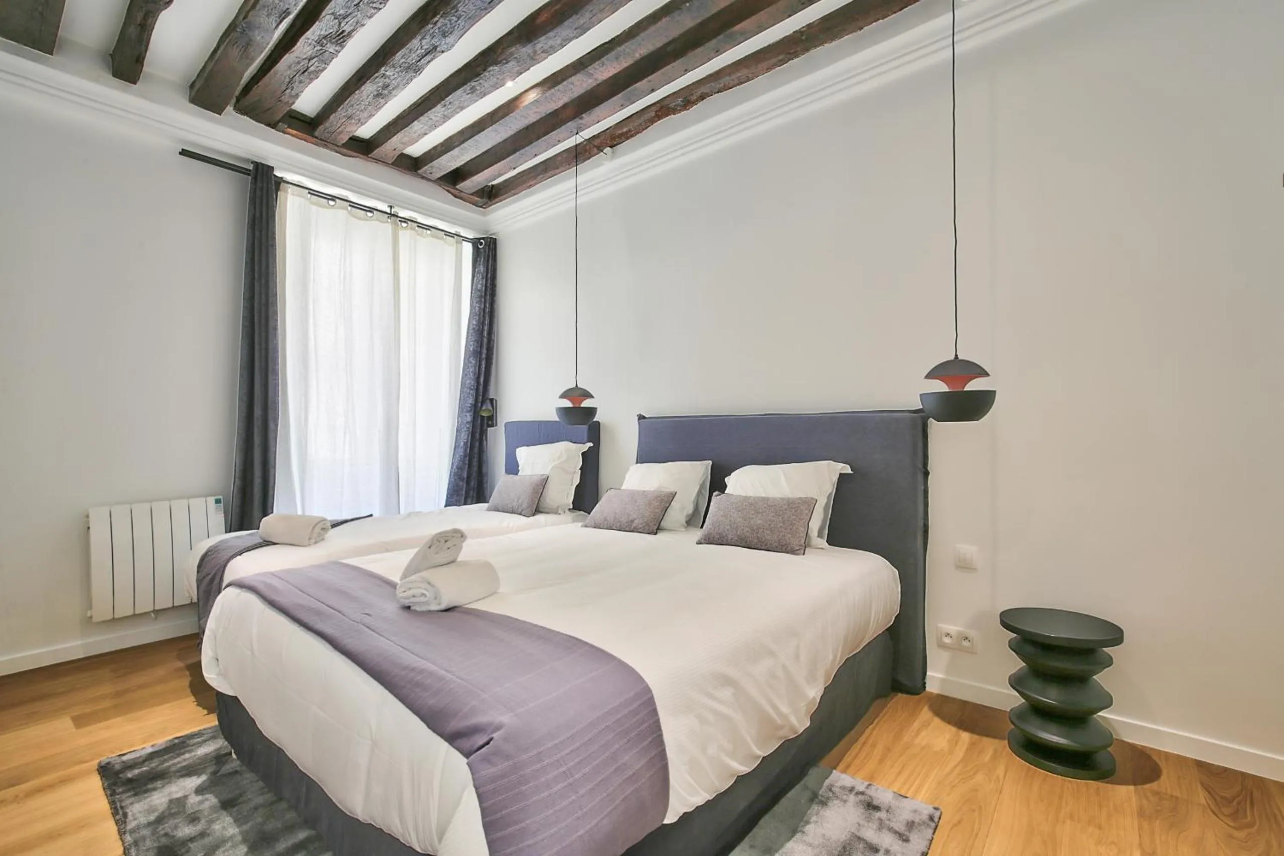 Bed in 69 - Authentic Parisian Home