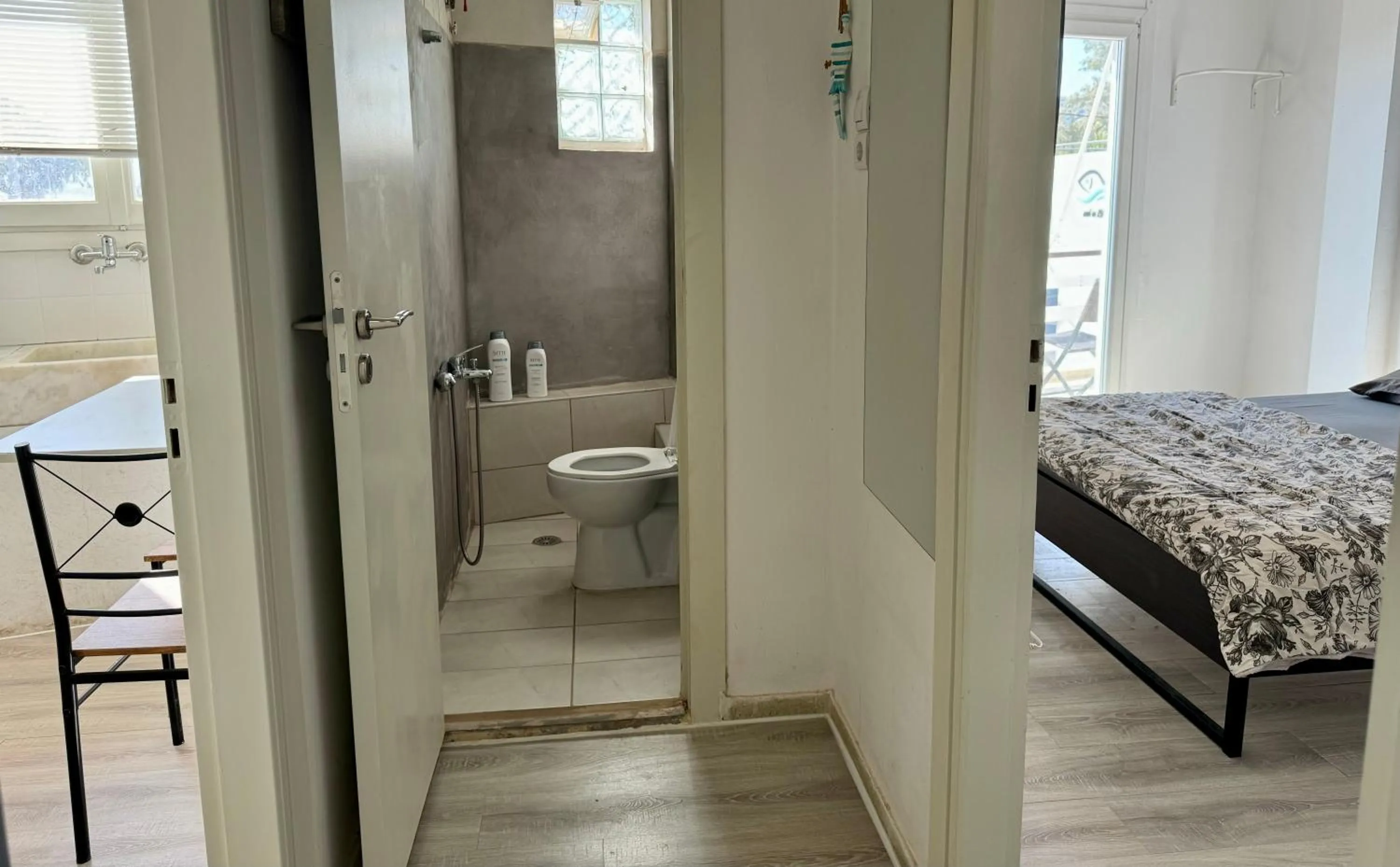 Shower, Bed in Starfish Seaside Studio