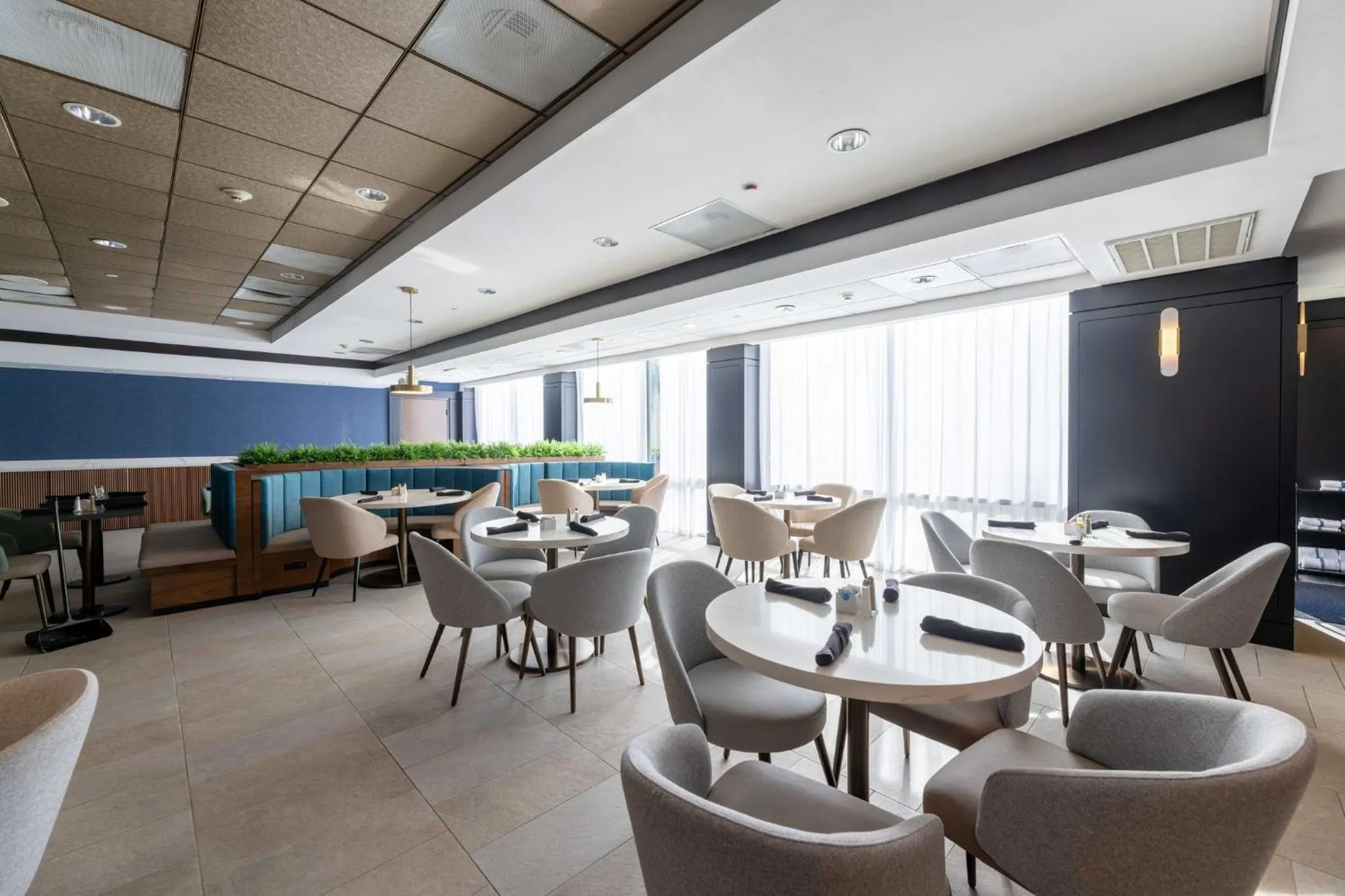 Restaurant/places to eat in Crowne Plaza Houston Galleria Area by IHG