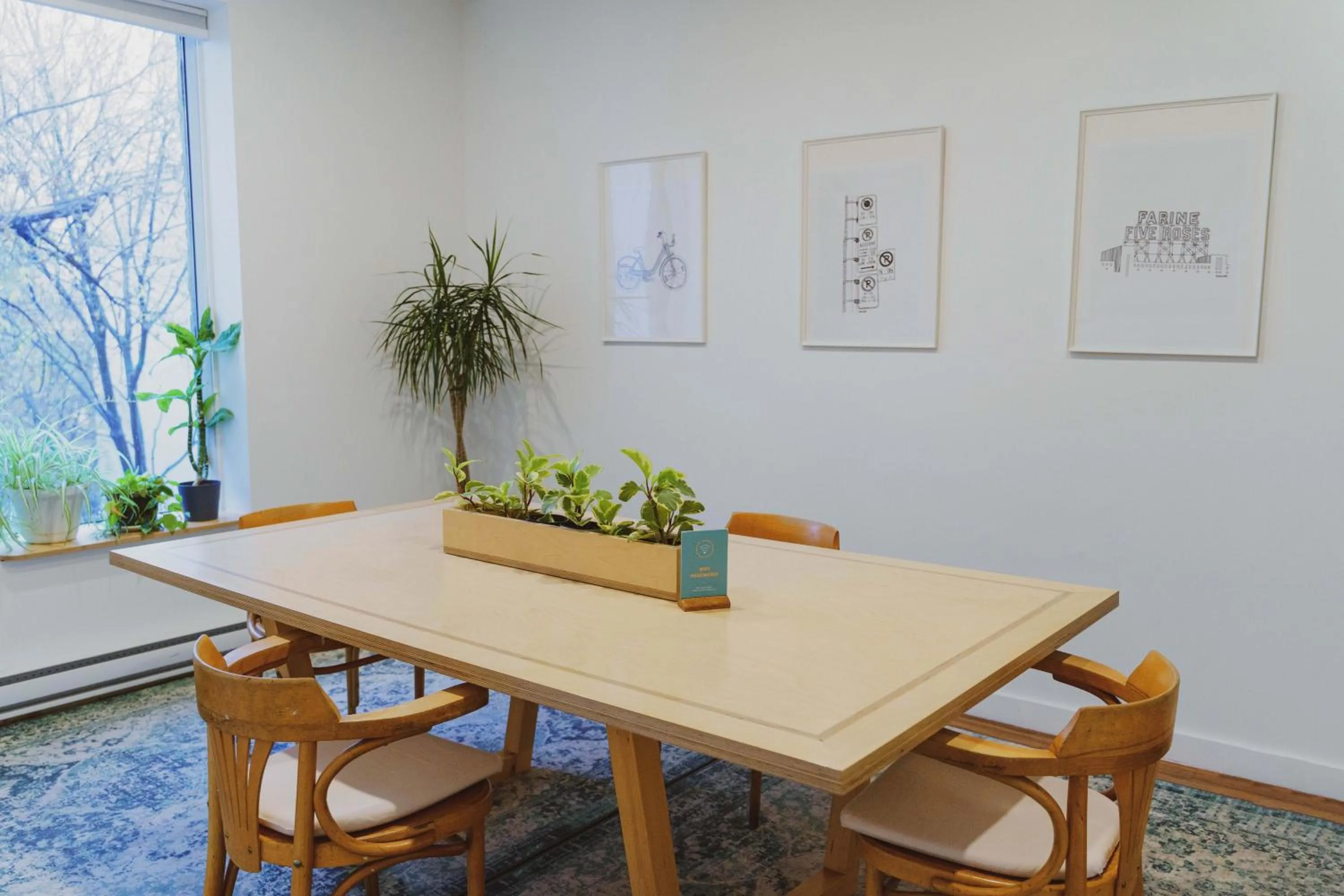 Seating area in Auberge Saintlo Montréal Hostel