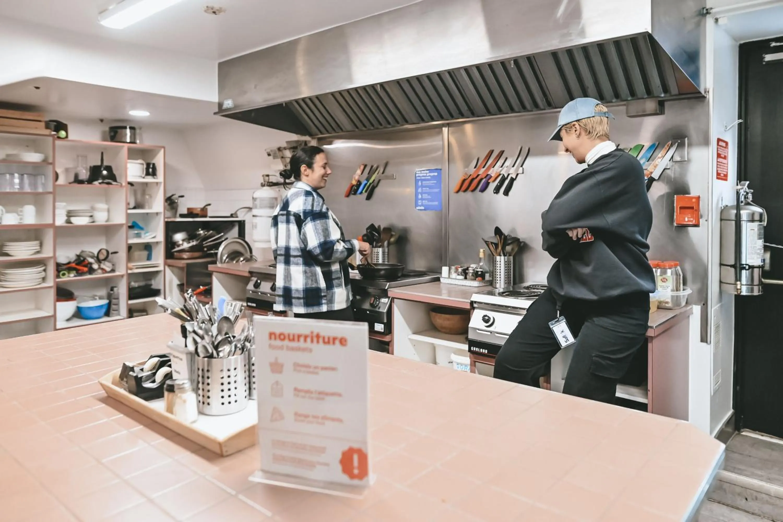 Communal kitchen in Auberge Saintlo Montréal Hostel