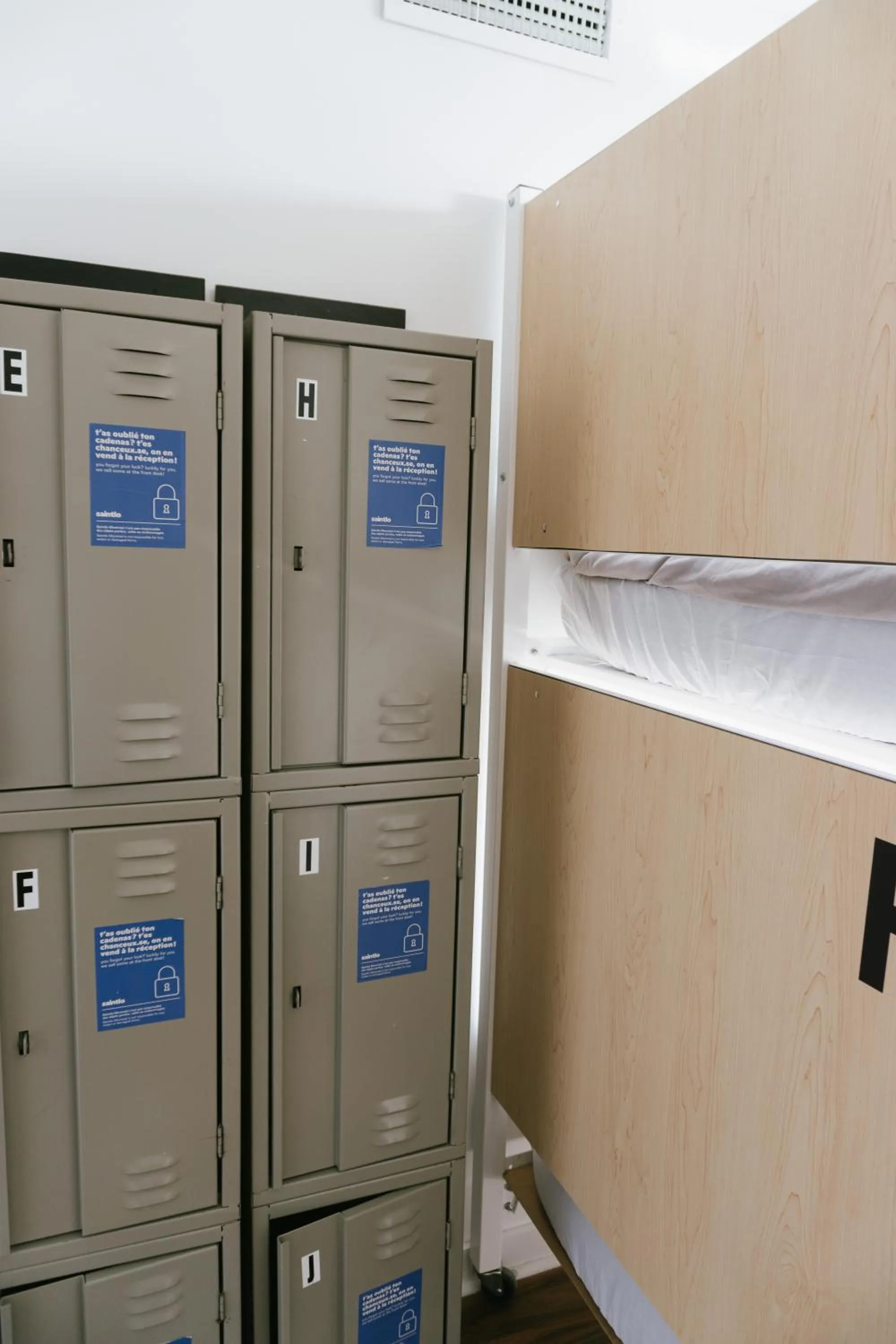 bunk bed in Auberge Saintlo Montréal Hostel