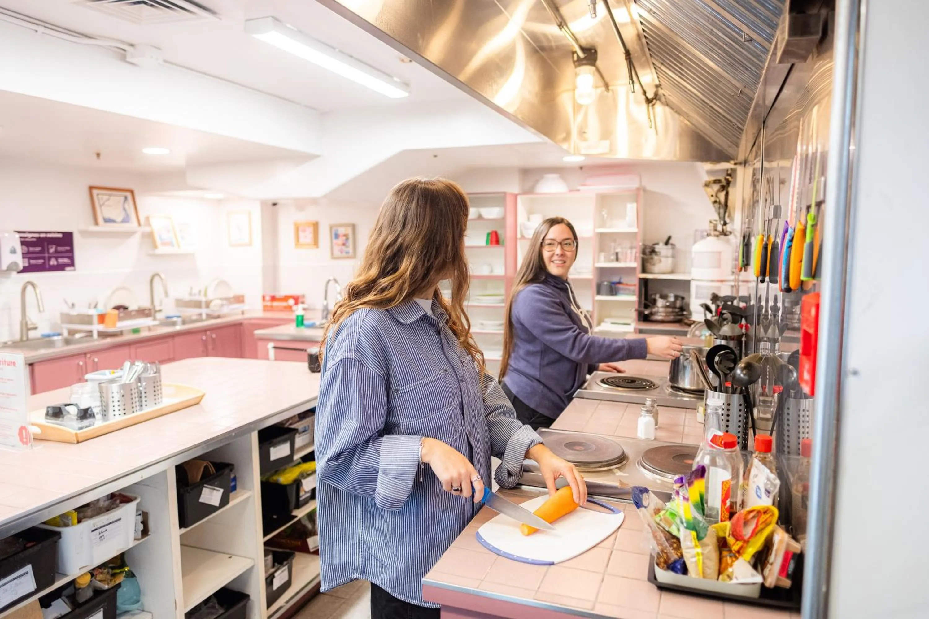 Kitchen or kitchenette in Auberge Saintlo Montréal Hostel