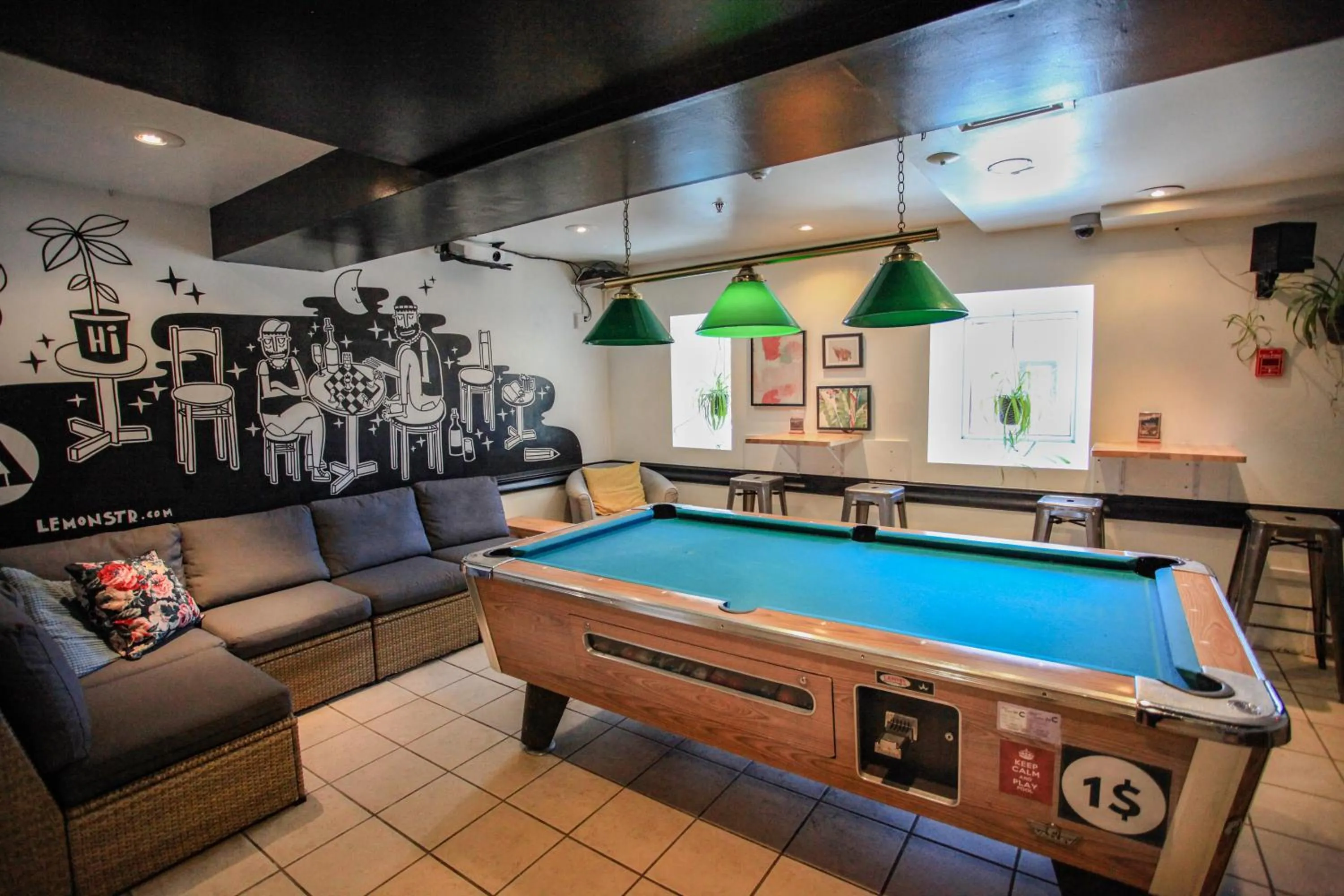 Lounge or bar in Auberge Saintlo Montréal Hostel