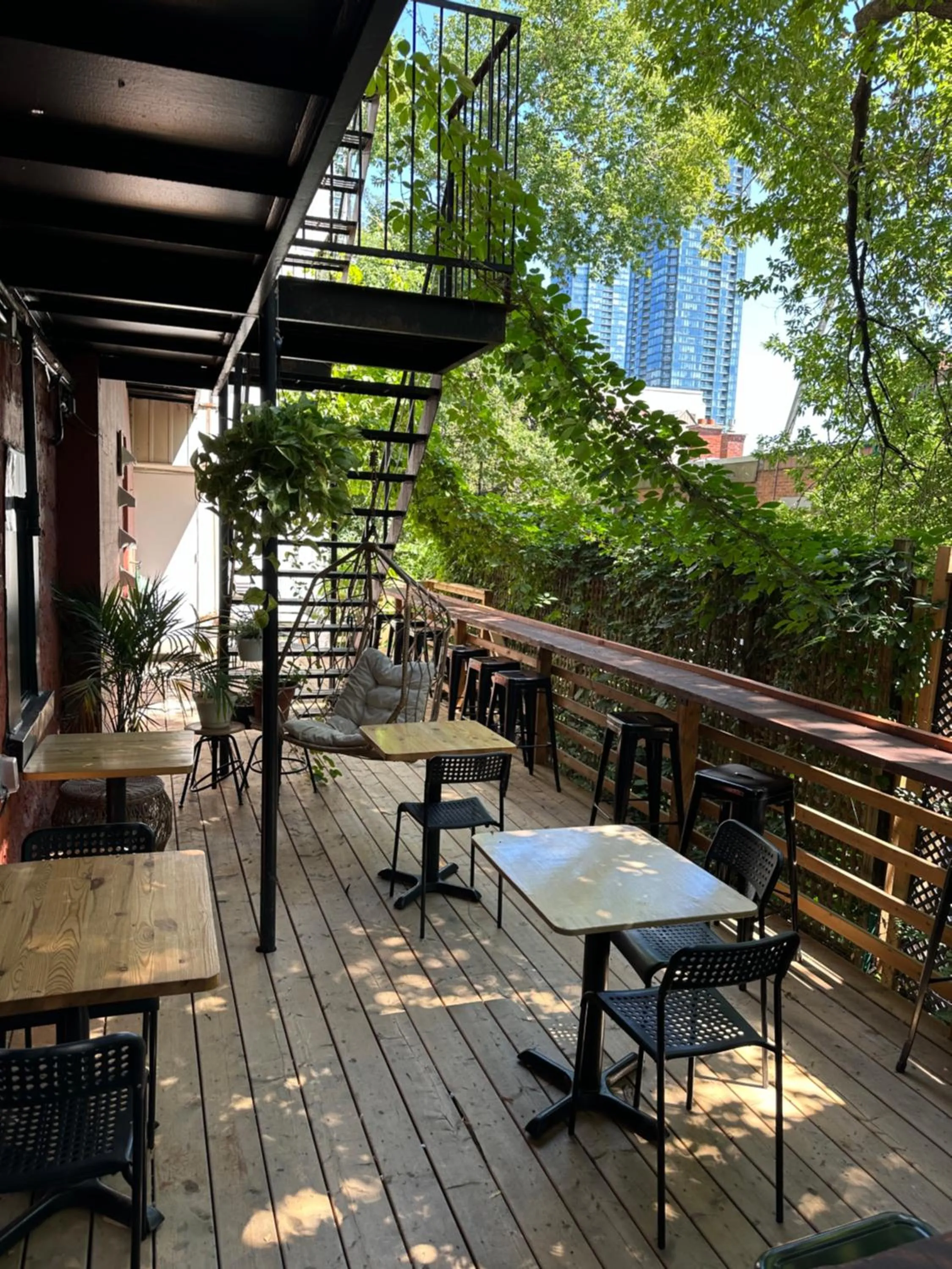furniture in Auberge Saintlo Montréal Hostel