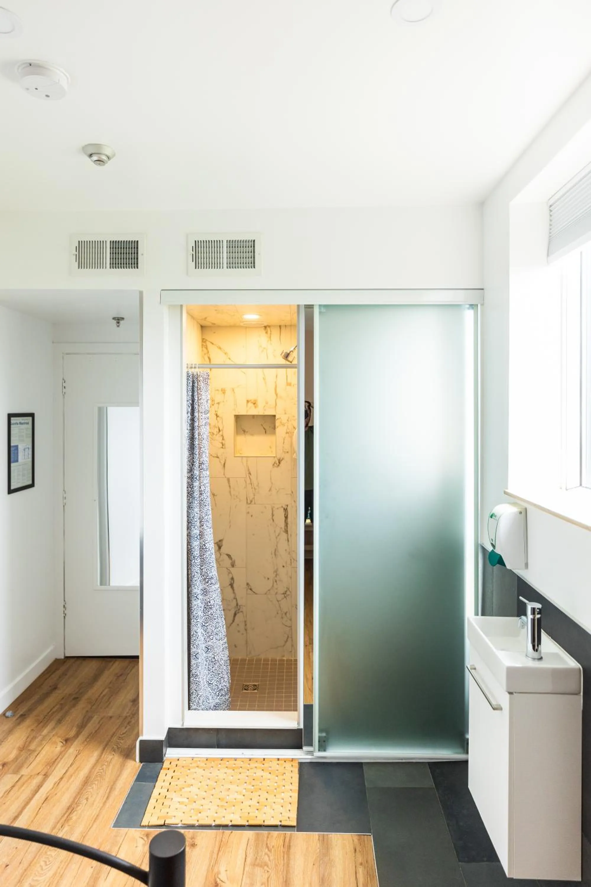 Bathroom in Auberge Saintlo Montréal Hostel