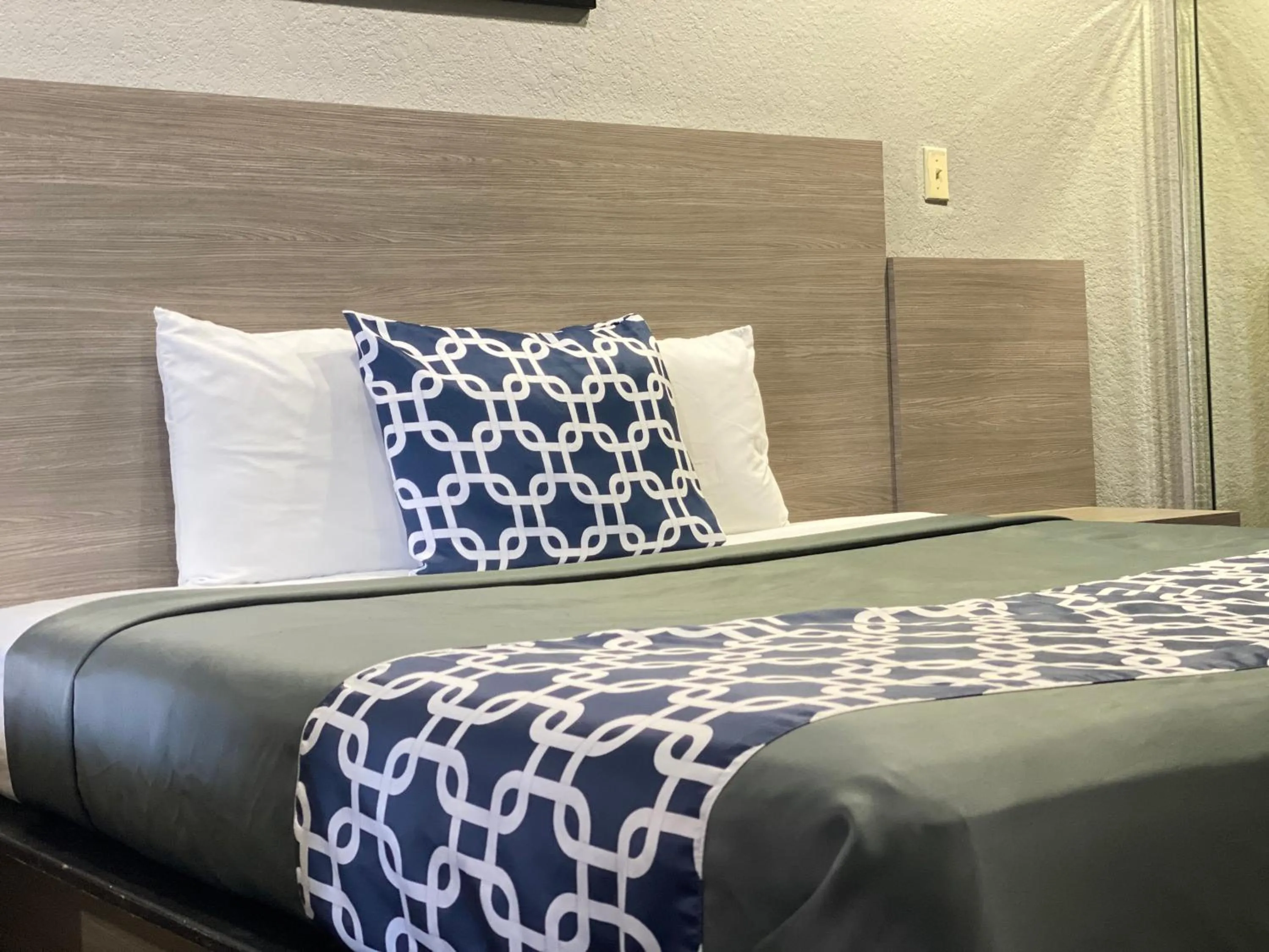 Bed in Island Suites Hobby Airport