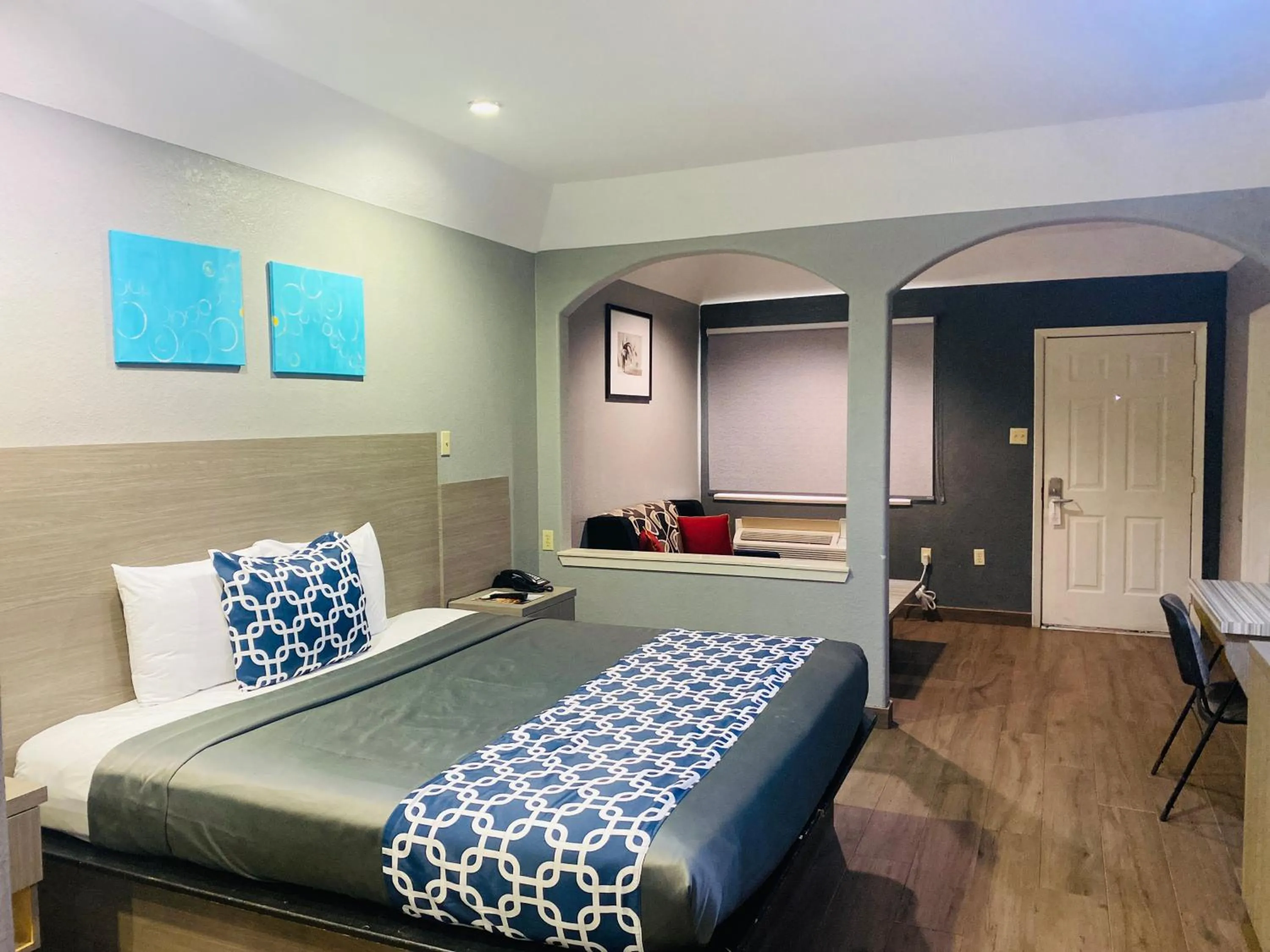 Bed in Island Suites Hobby Airport