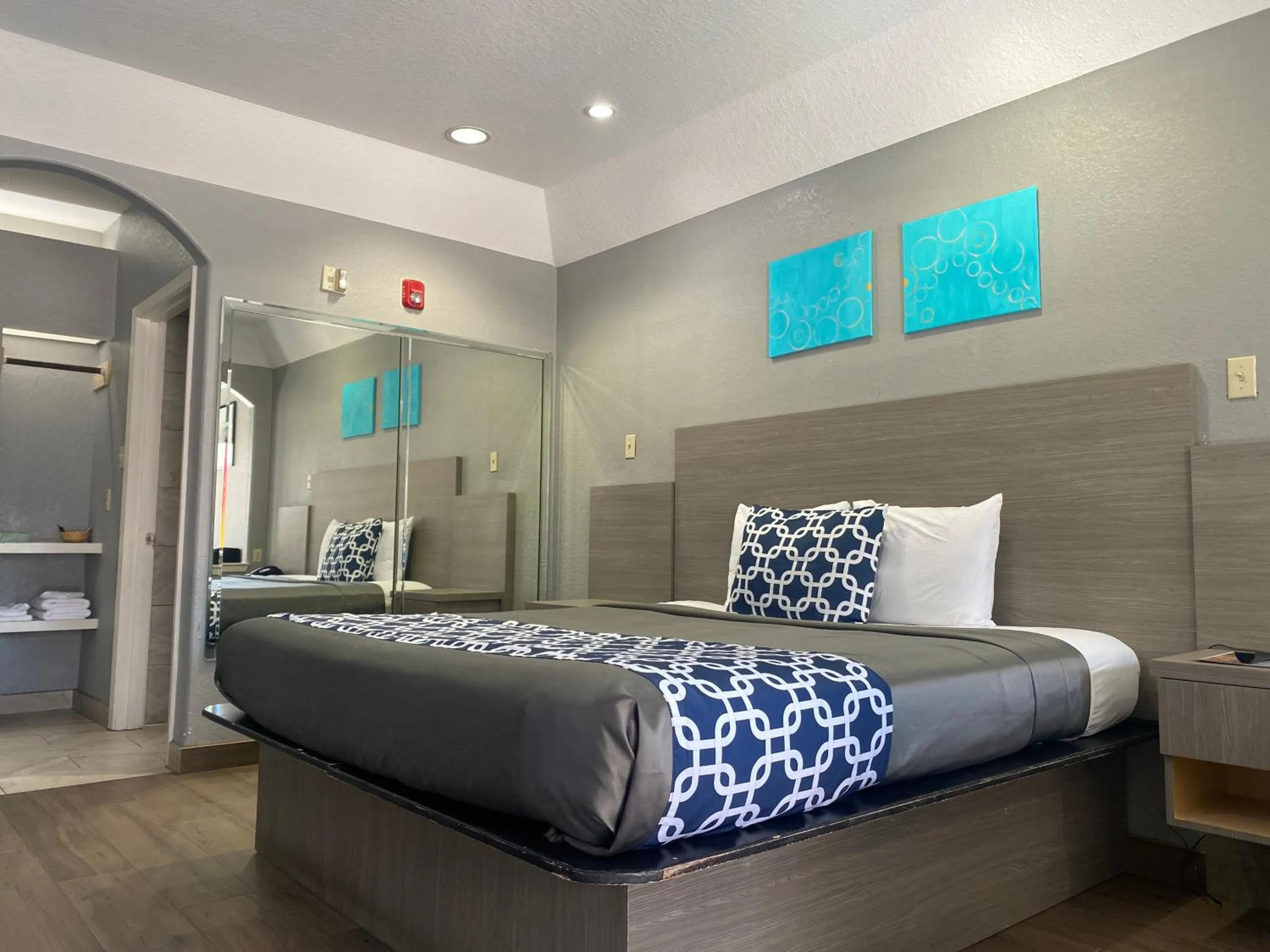 Bed in Island Suites Hobby Airport