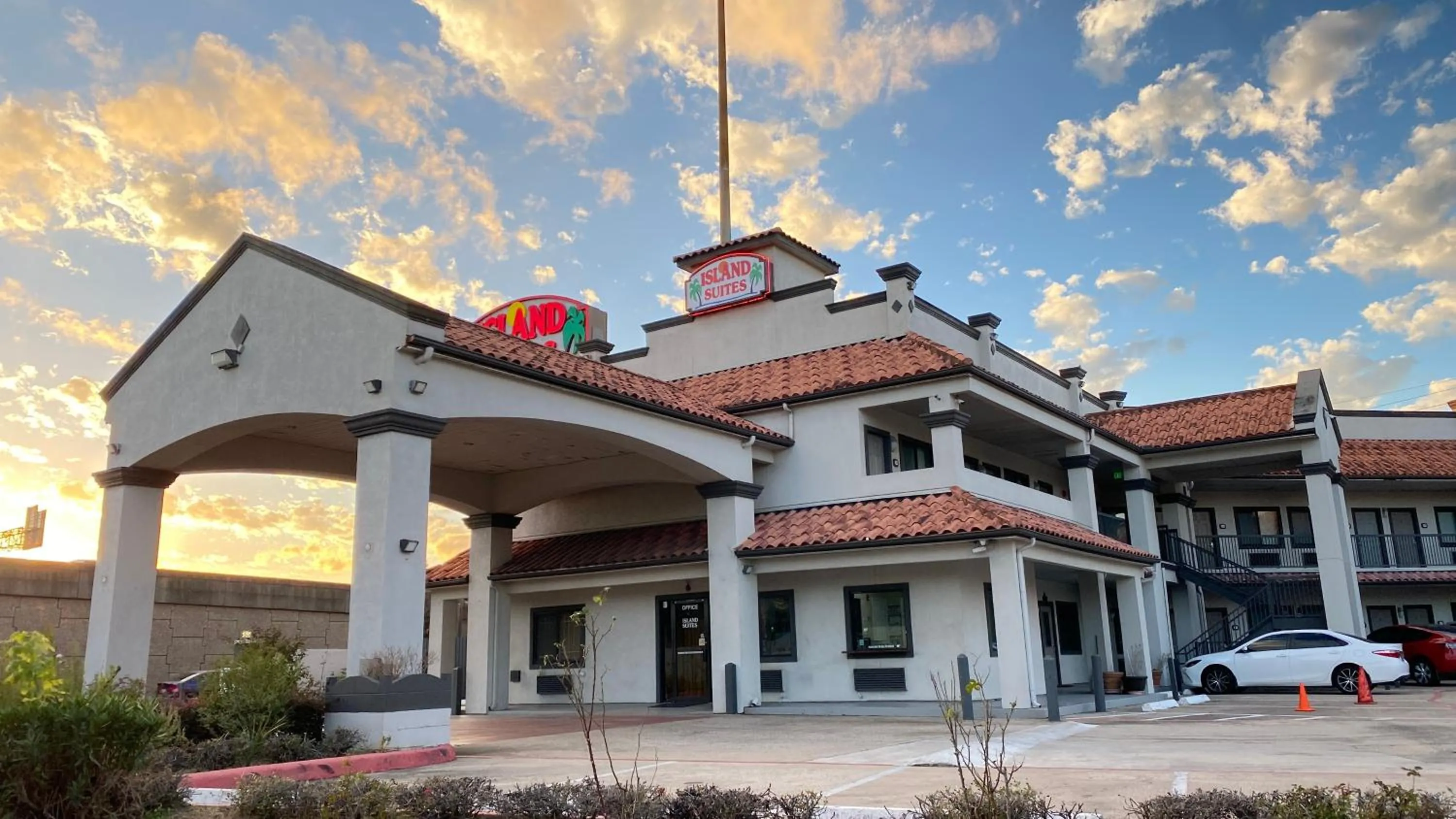 Property building in Island Suites Hobby Airport