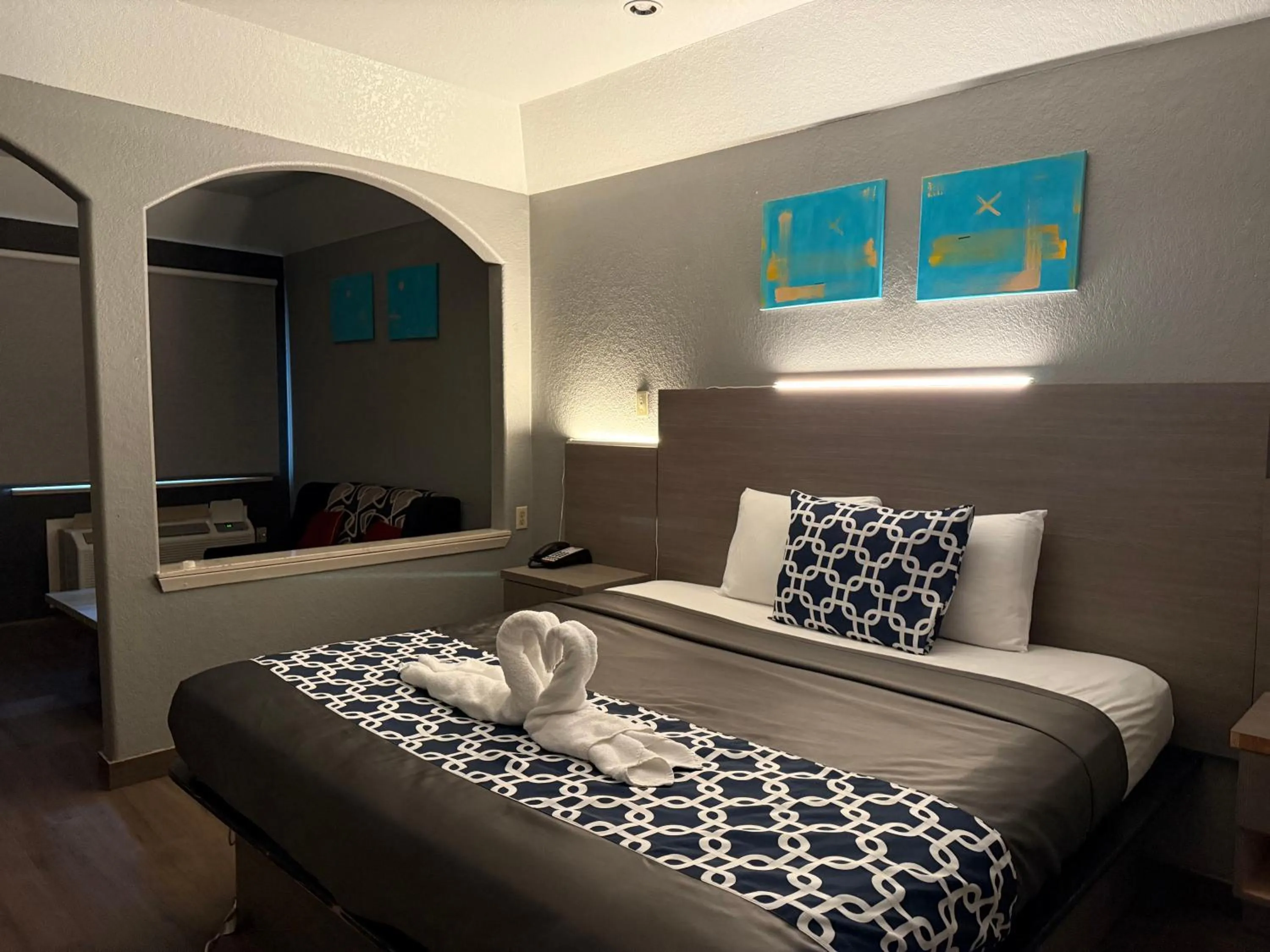 Bed in Island Suites Hobby Airport