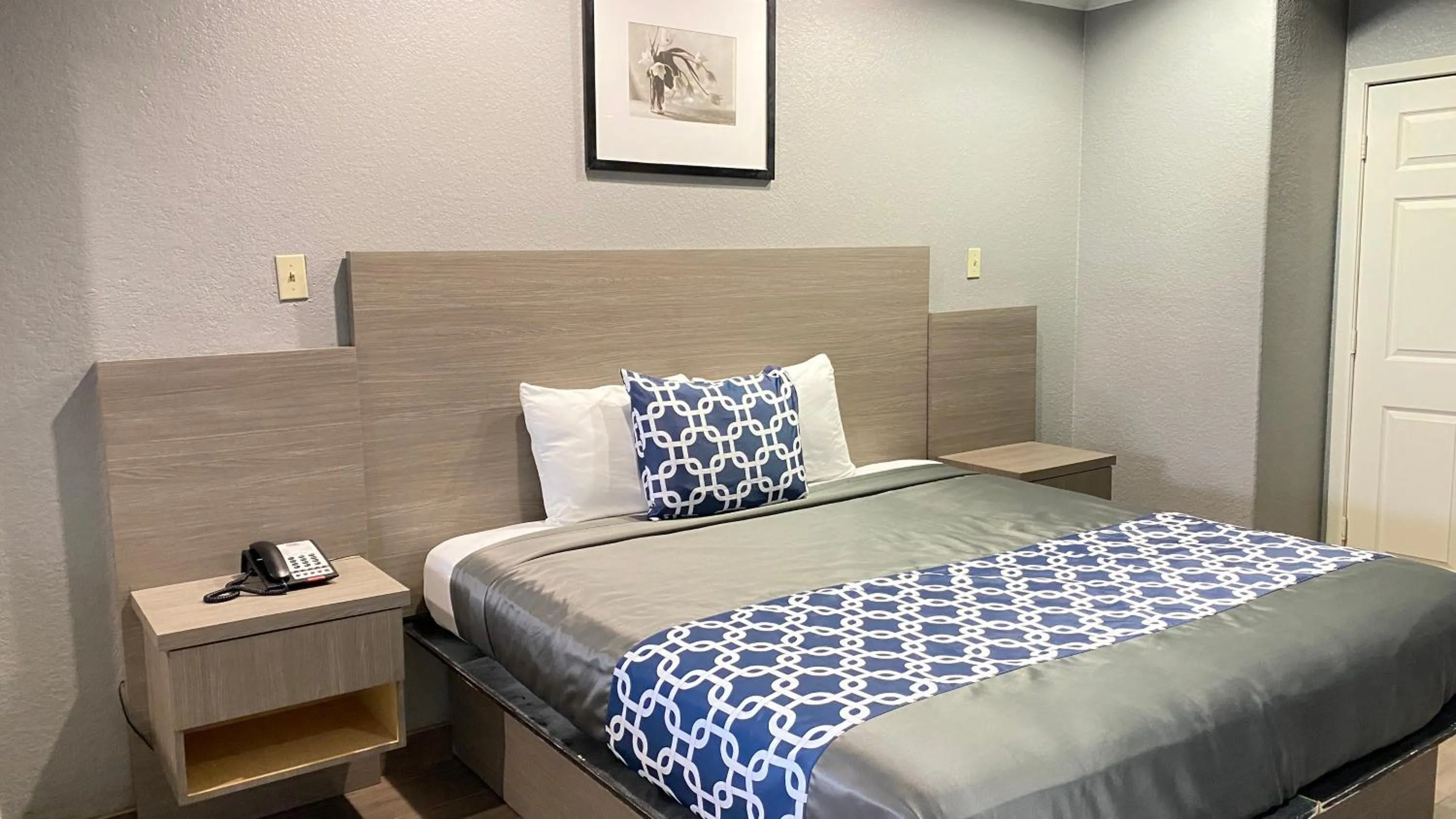 Bed in Island Suites Hobby Airport