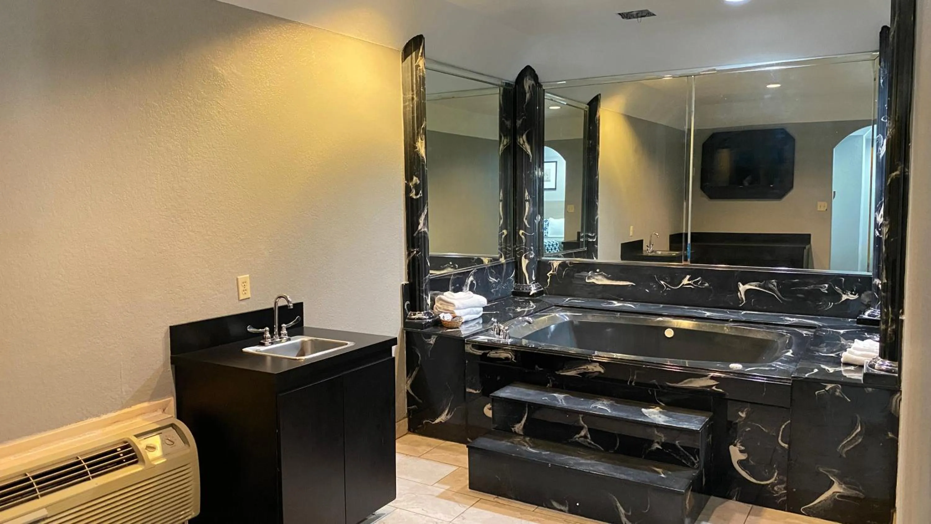 Hot Tub in Island Suites Hobby Airport