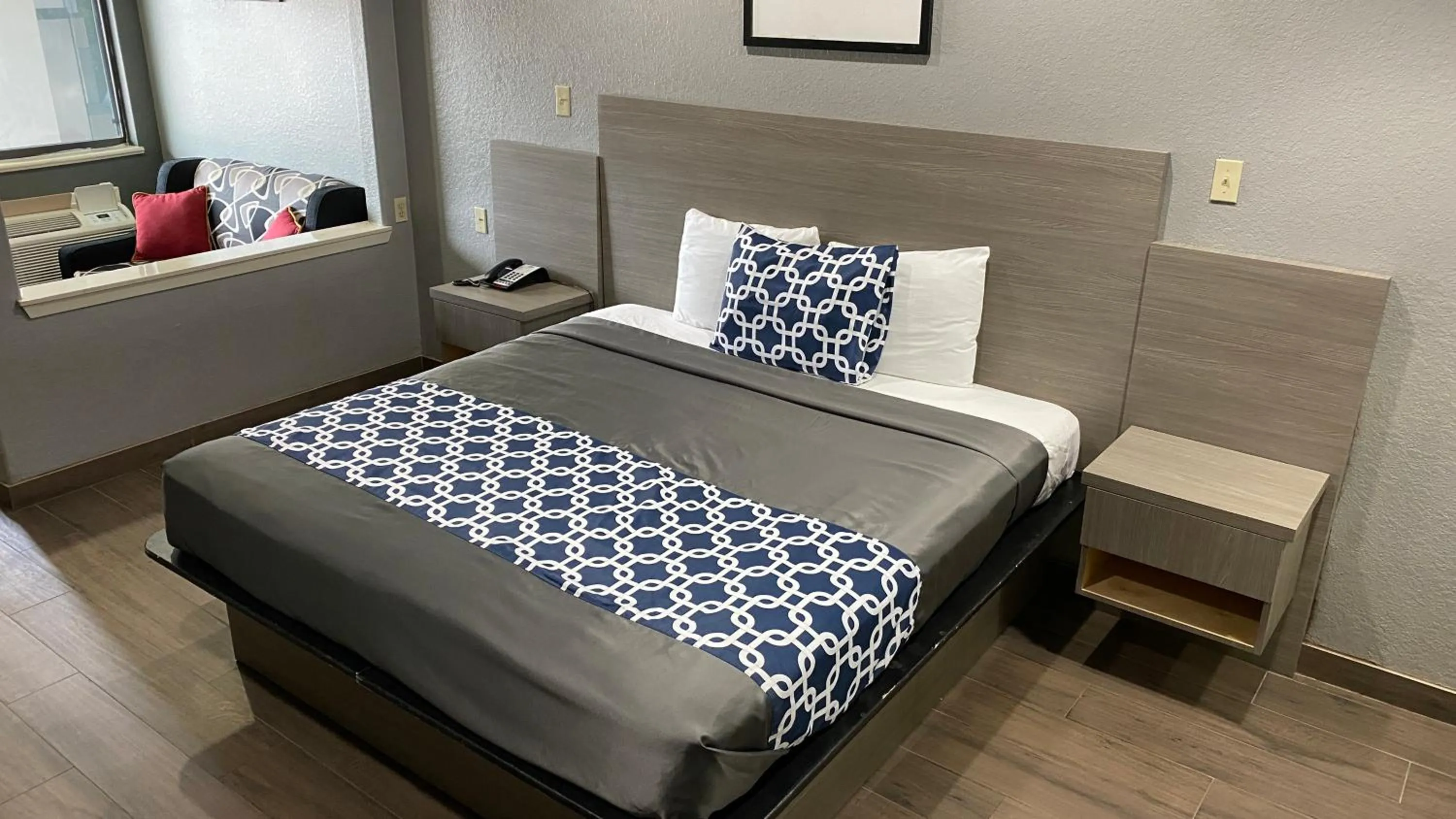 Bed in Island Suites Hobby Airport