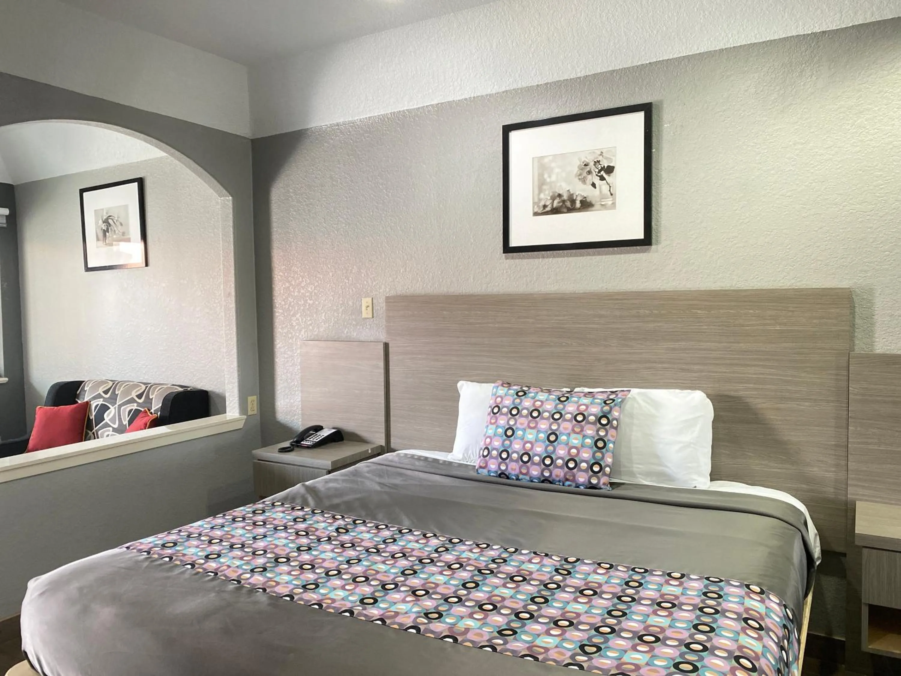 Bed in Island Suites Hobby Airport