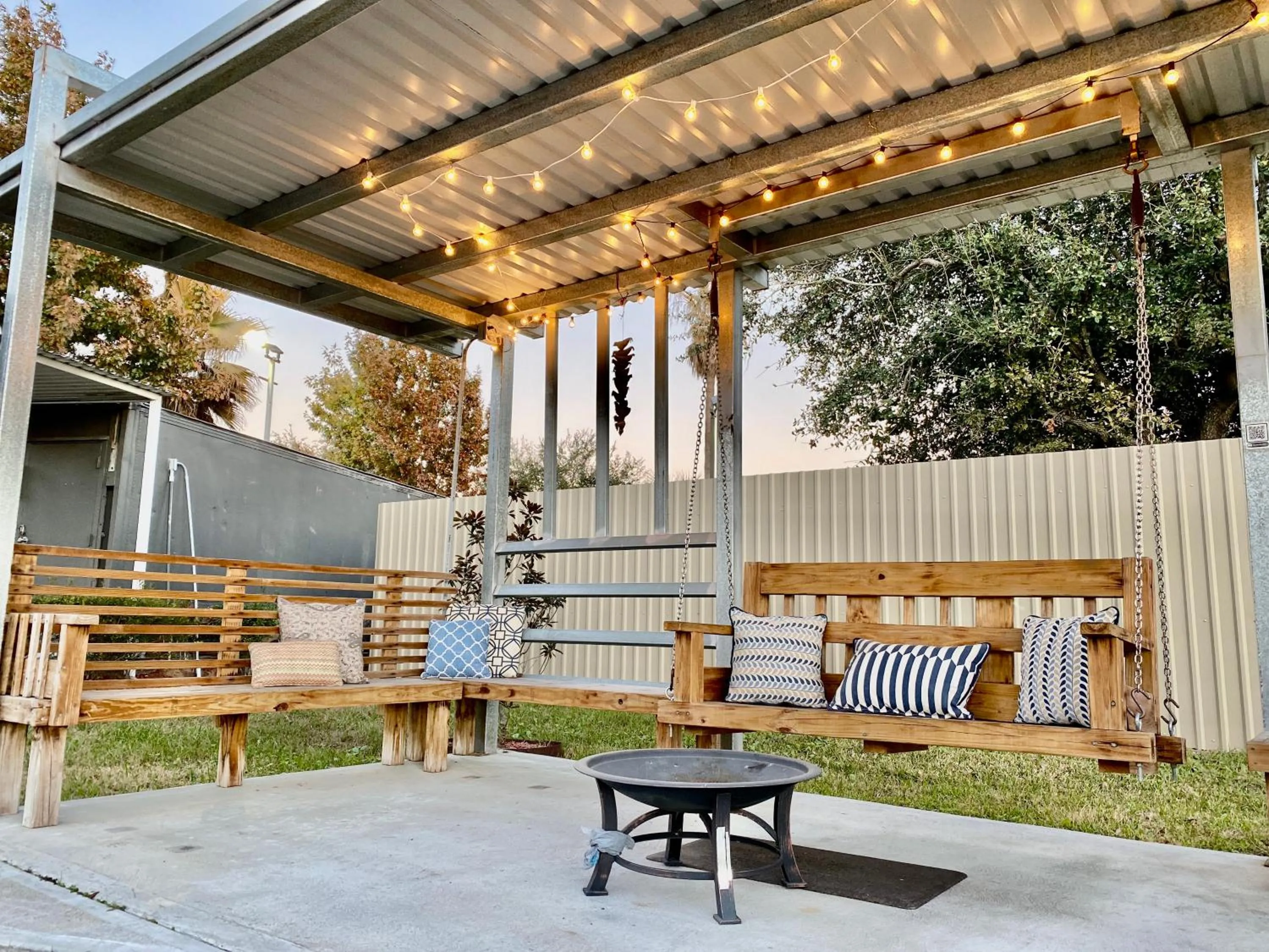 Property building in Island Suites Hobby Airport