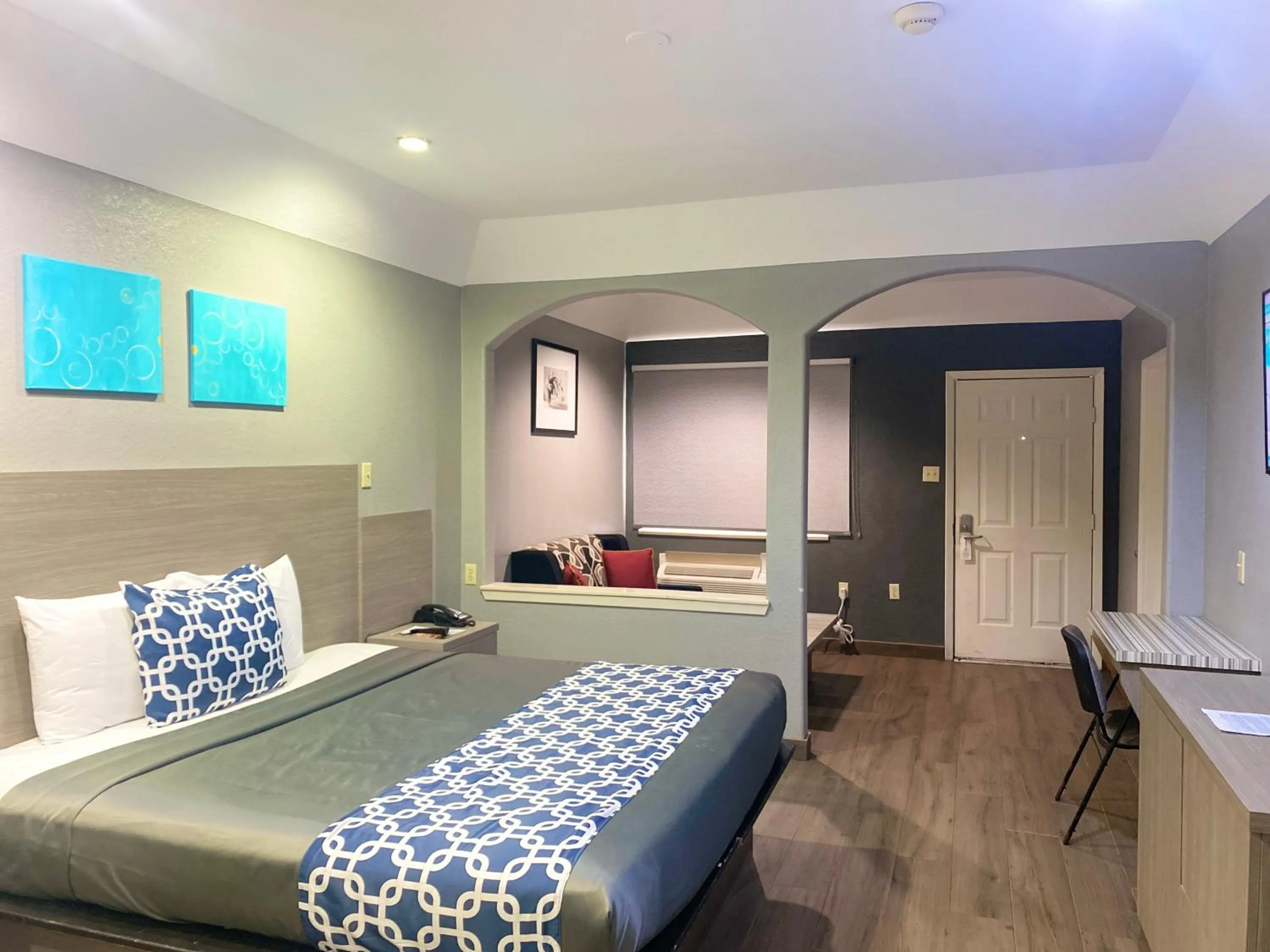 Bed in Island Suites Hobby Airport