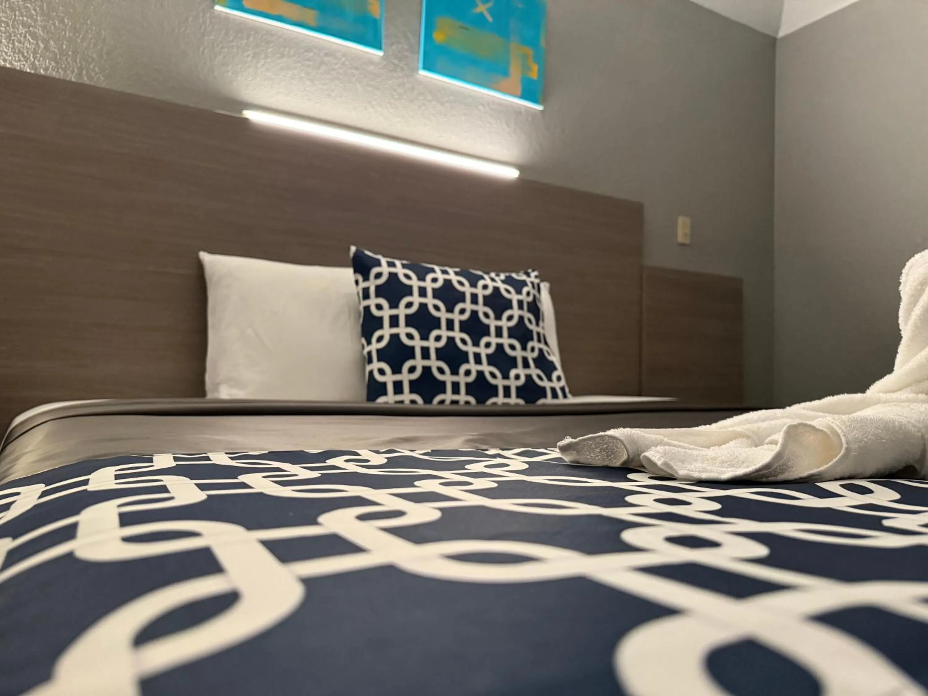 Bed in Island Suites Hobby Airport