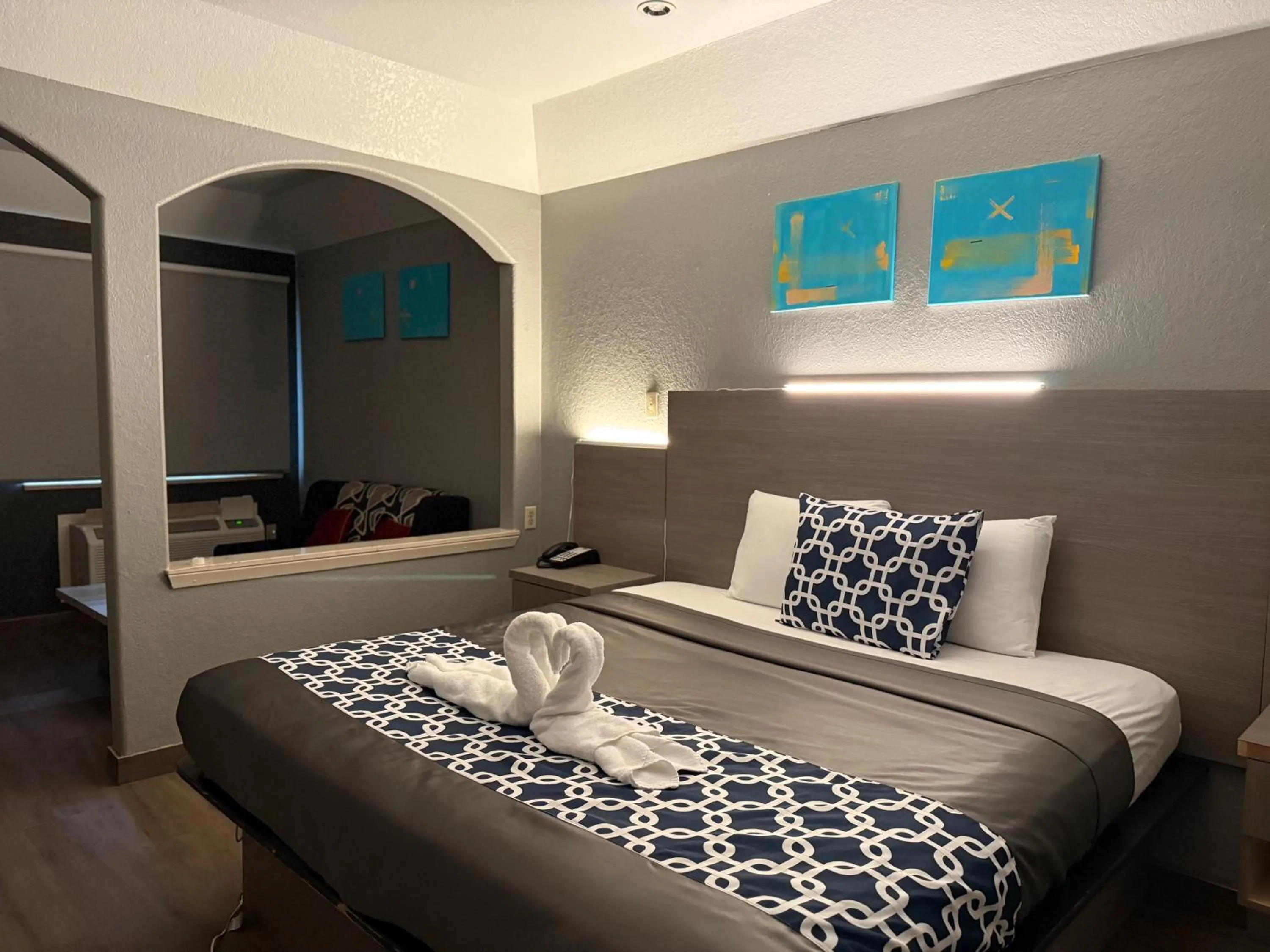 Bed in Island Suites Hobby Airport