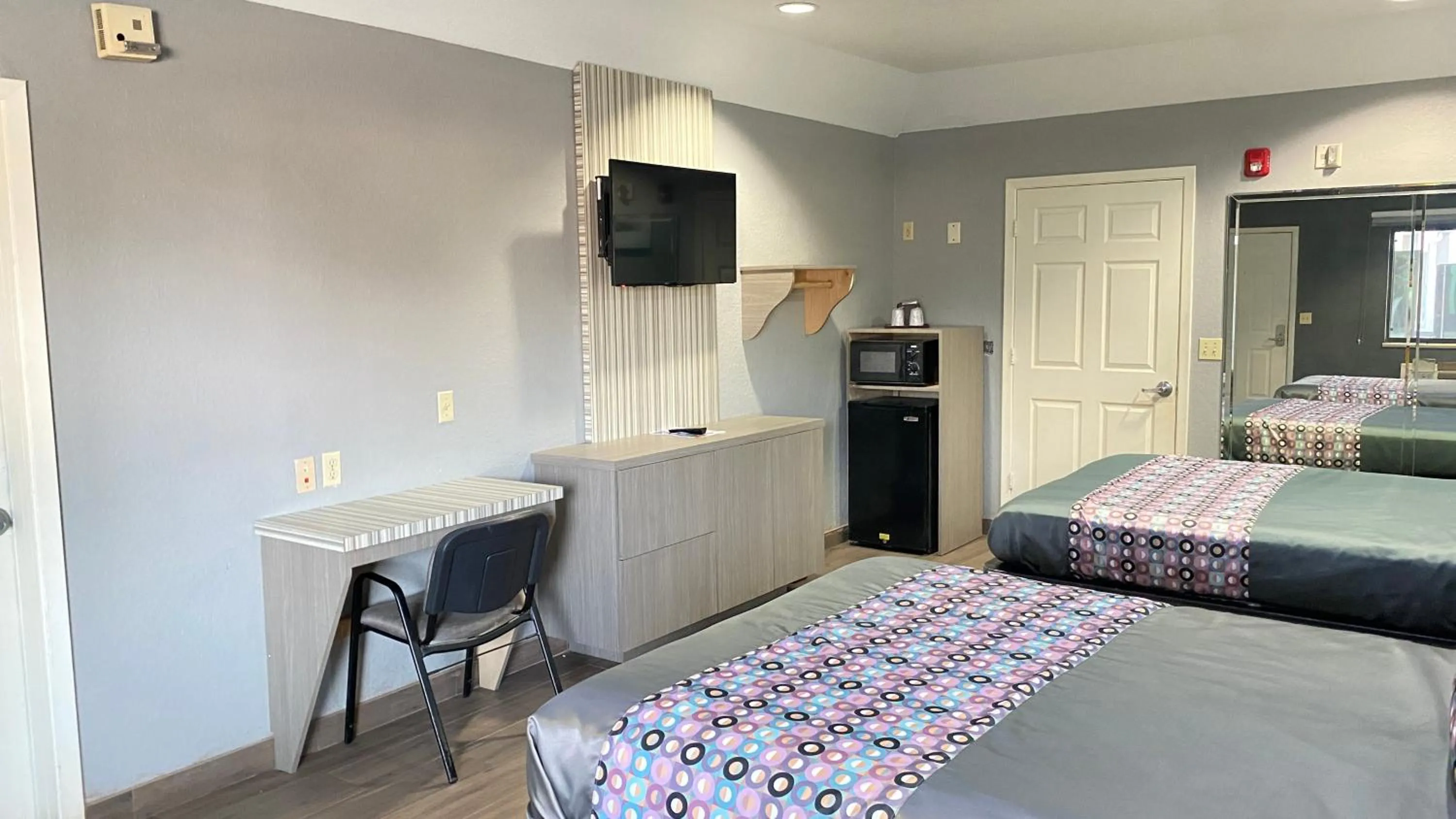 Bed in Island Suites Hobby Airport