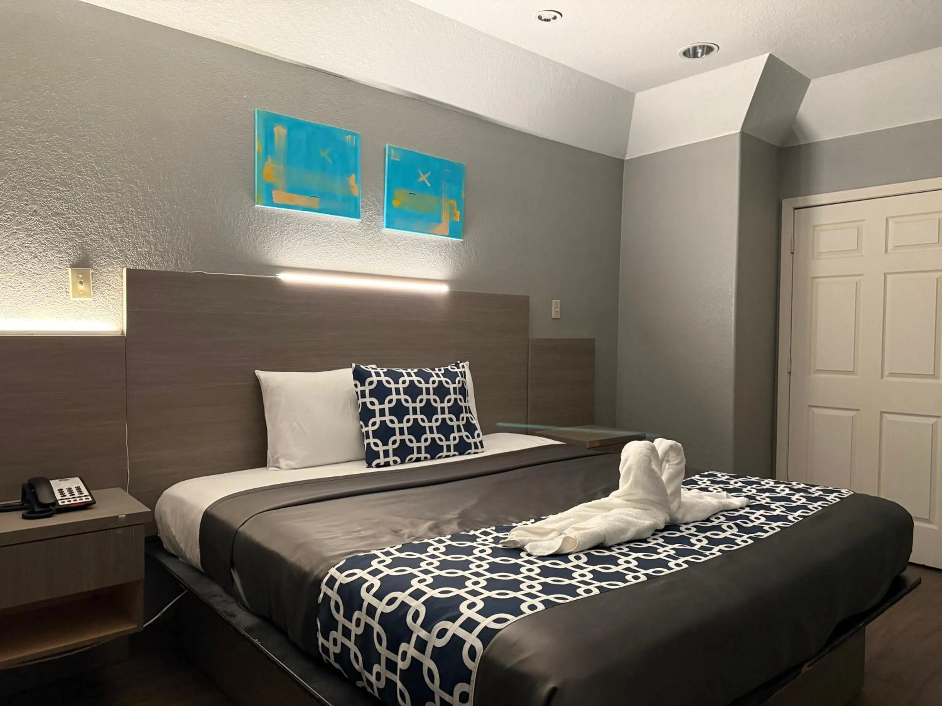 Bed in Island Suites Hobby Airport