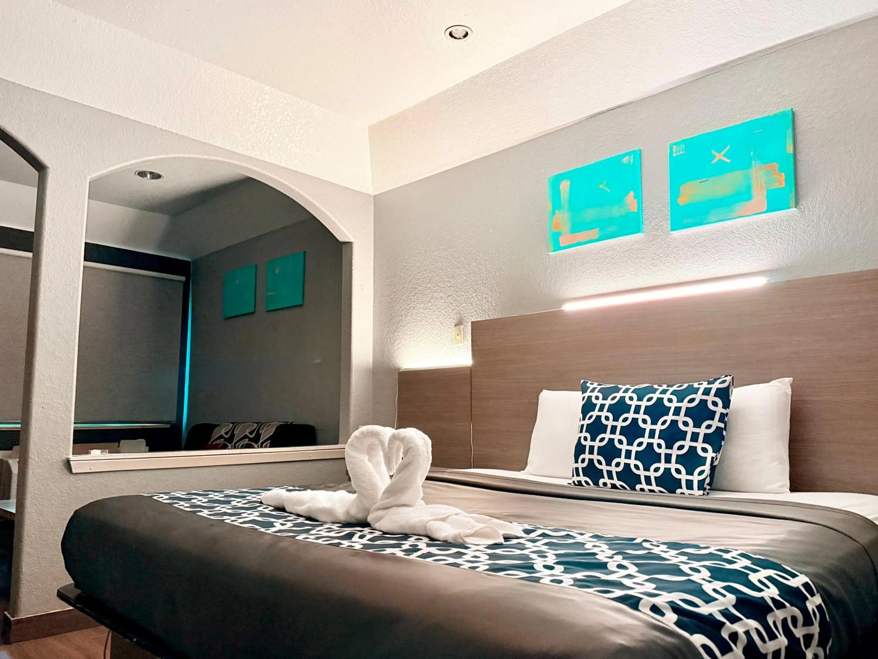 Decorative detail, Bed in Island Suites Hobby Airport