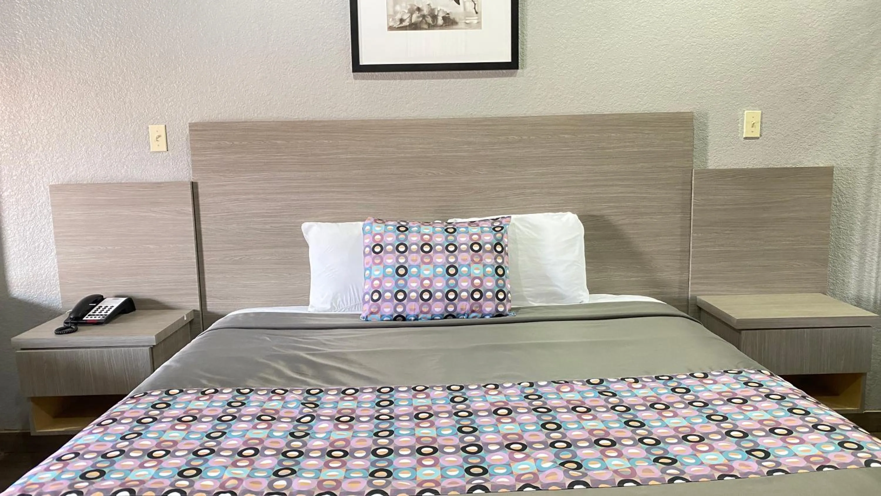 Bed in Island Suites Hobby Airport