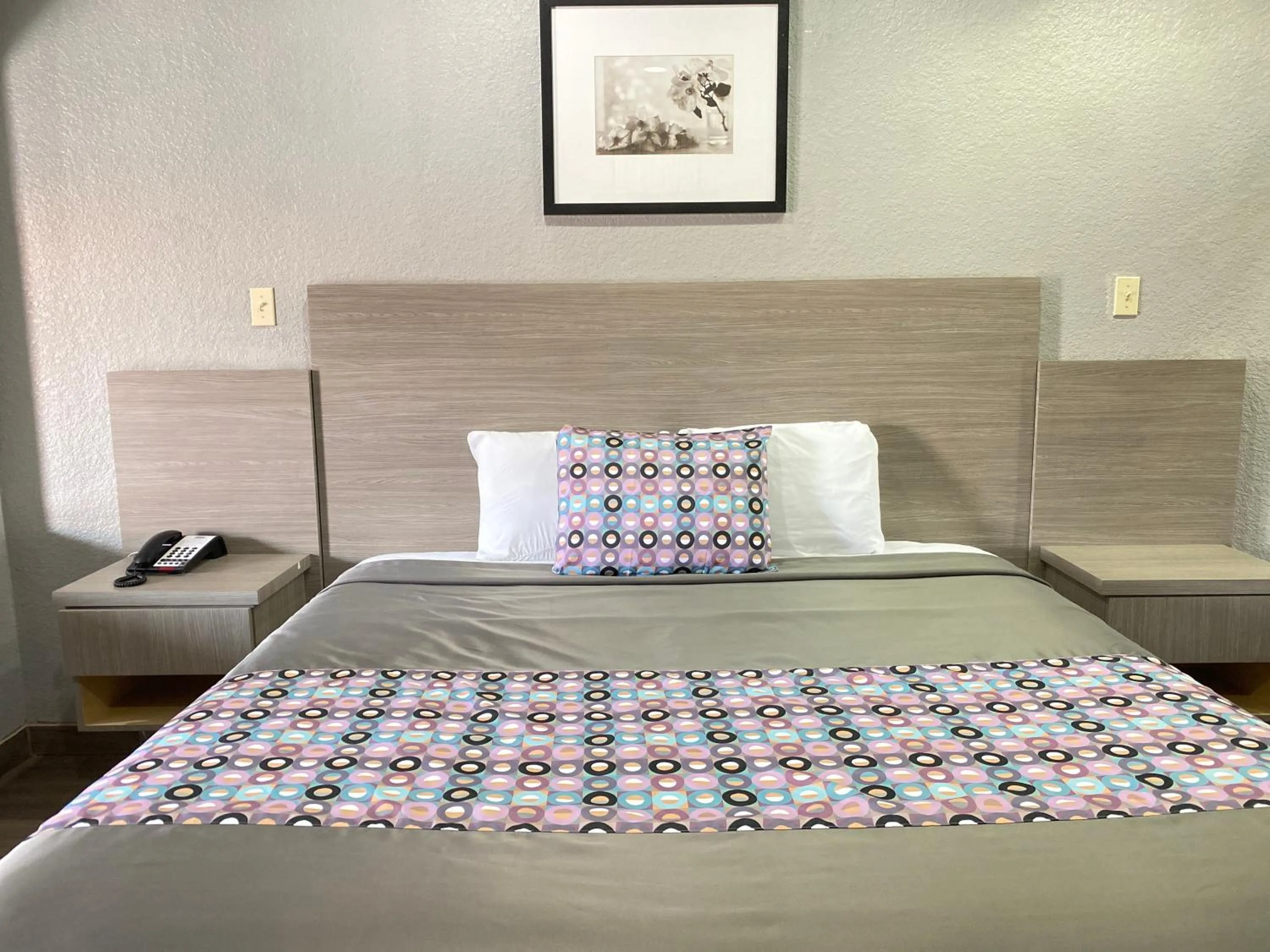 Bed in Island Suites Hobby Airport