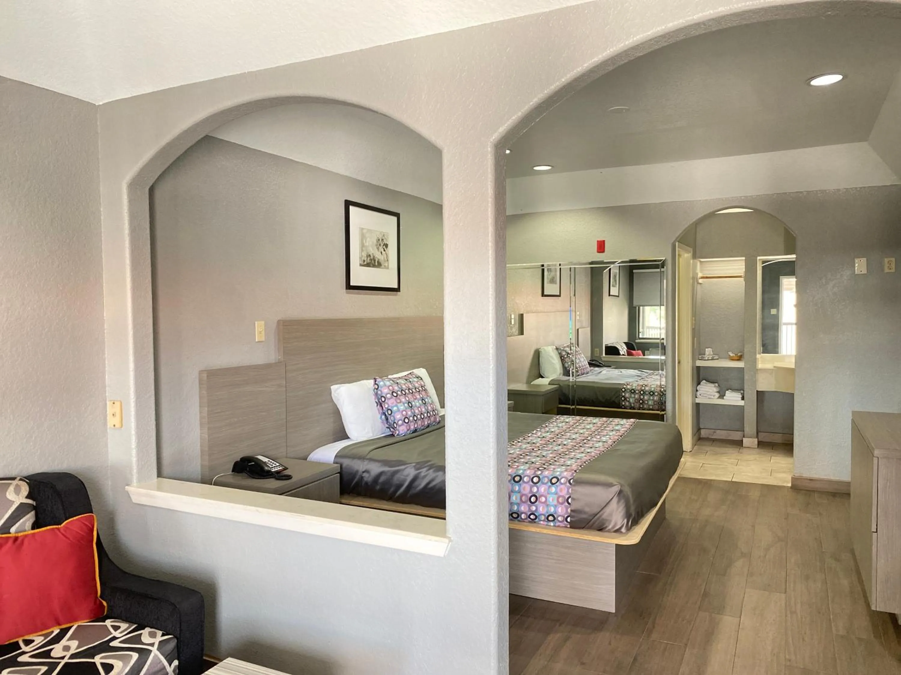 Bed in Island Suites Hobby Airport