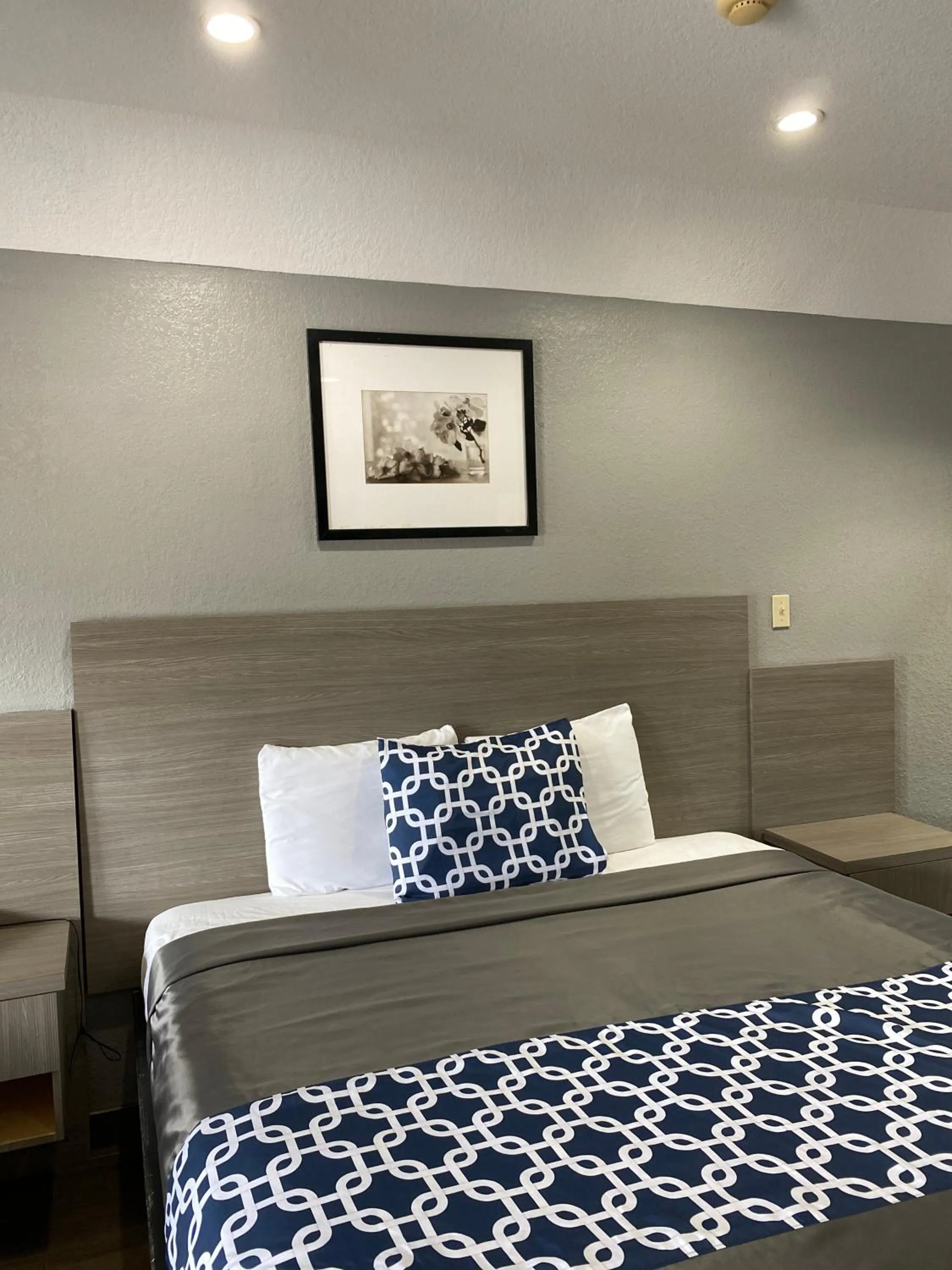 Bed in Island Suites Hobby Airport