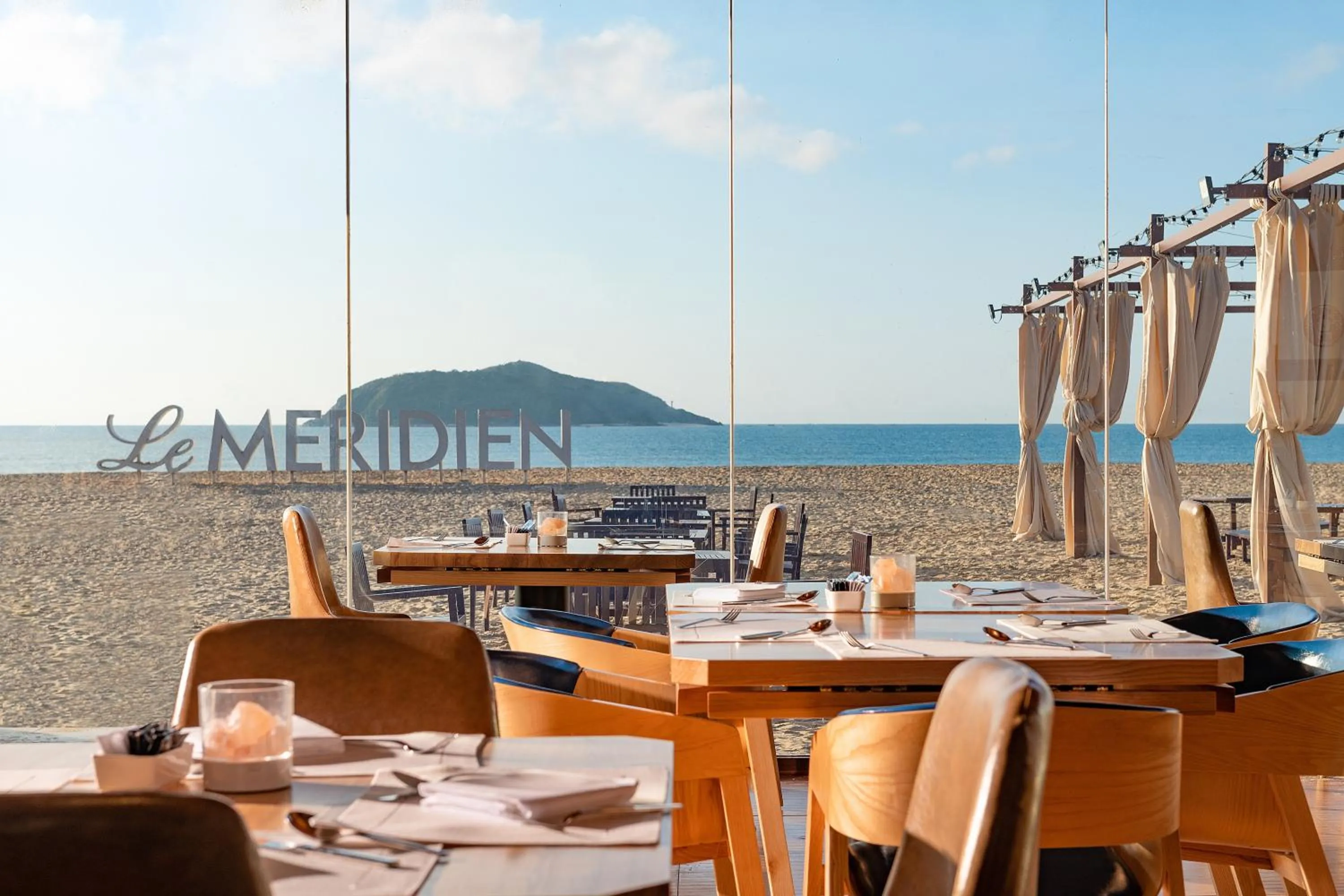 Restaurant/places to eat in Le Méridien Shimei Bay Beach Resort & Spa