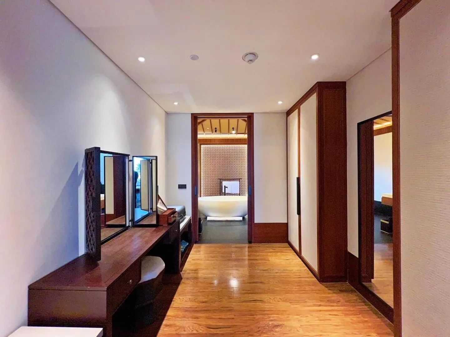 Shower, Bed in Le Méridien Shimei Bay Beach Resort & Spa